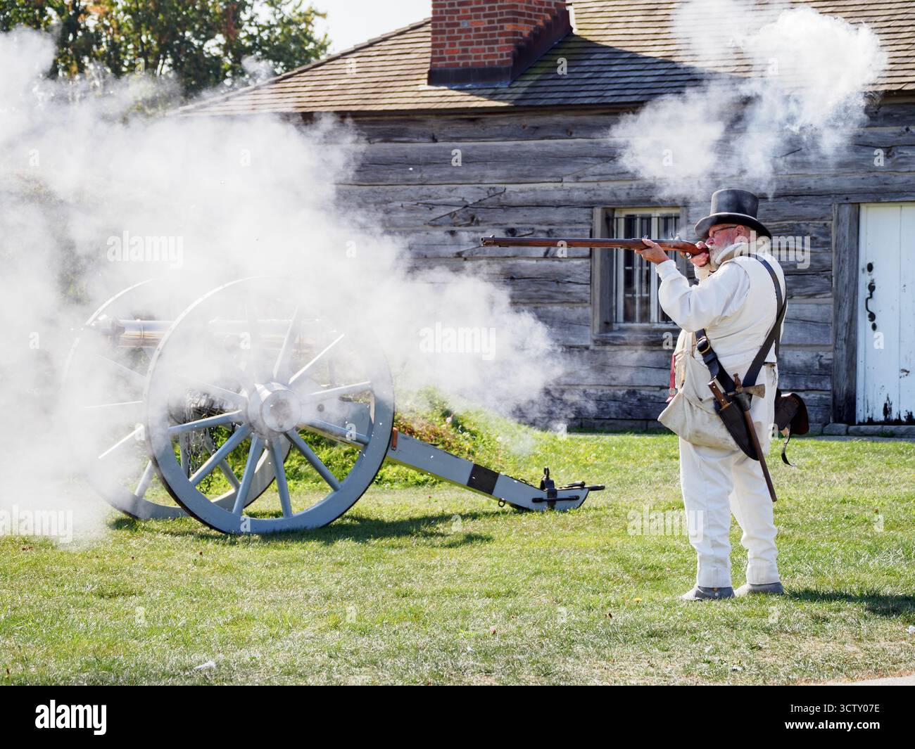 Ein Angestellter/Schauspieler von Parks Canada, der das Gewehr demonstriert. Fort George, Niagara-on-the-Lake, Ontario, Kanada Stockfoto