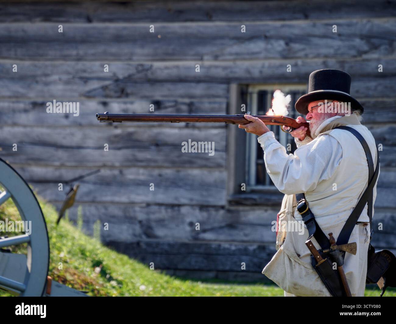 Ein Angestellter/Schauspieler von Parks Canada, der das Gewehr demonstriert. Fort George, Niagara-on-the-Lake, Ontario, Kanada Stockfoto