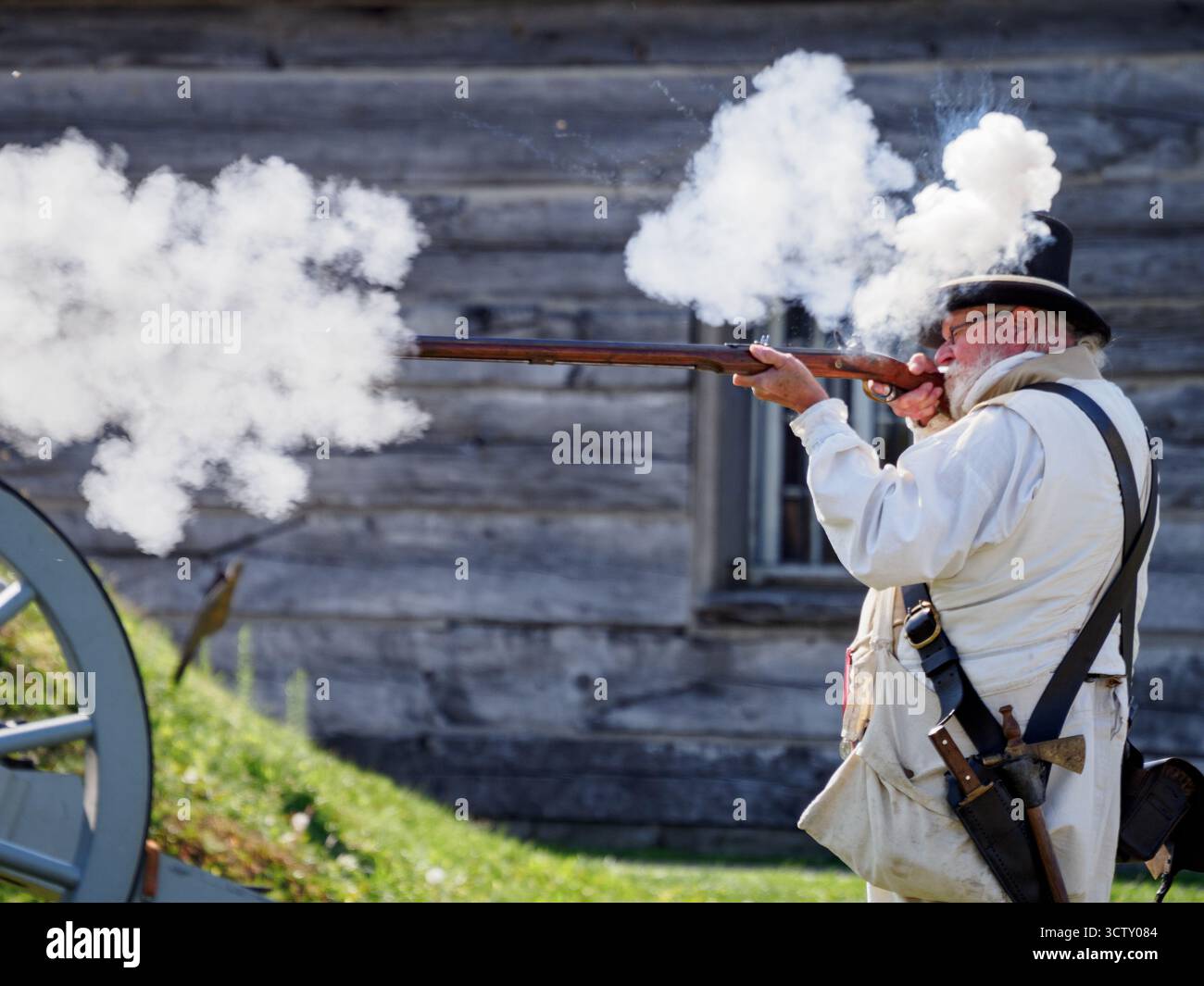 Ein Angestellter/Schauspieler von Parks Canada, der das Gewehr demonstriert. Fort George, Niagara-on-the-Lake, Ontario, Kanada Stockfoto