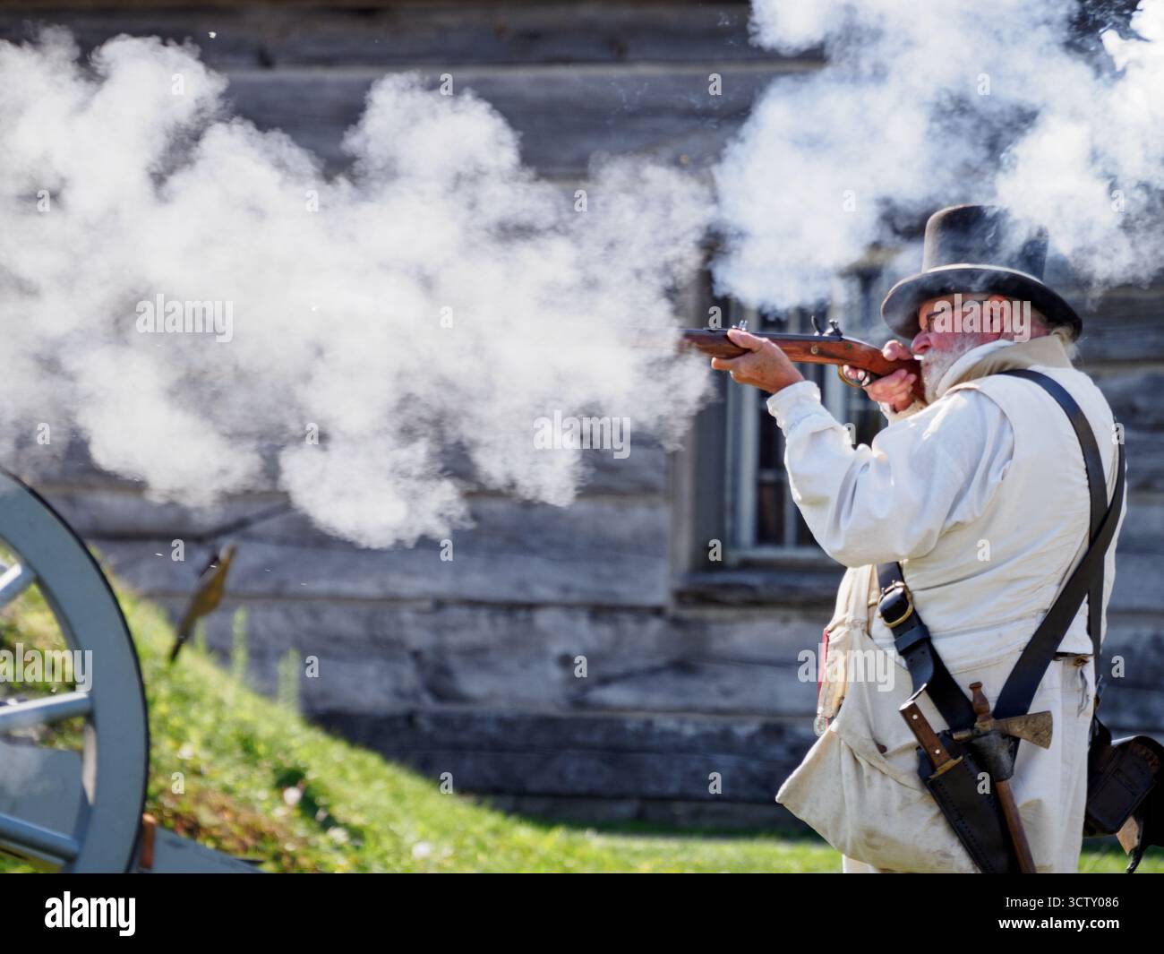 Ein Angestellter/Schauspieler von Parks Canada, der das Gewehr demonstriert. Fort George, Niagara-on-the-Lake, Ontario, Kanada Stockfoto