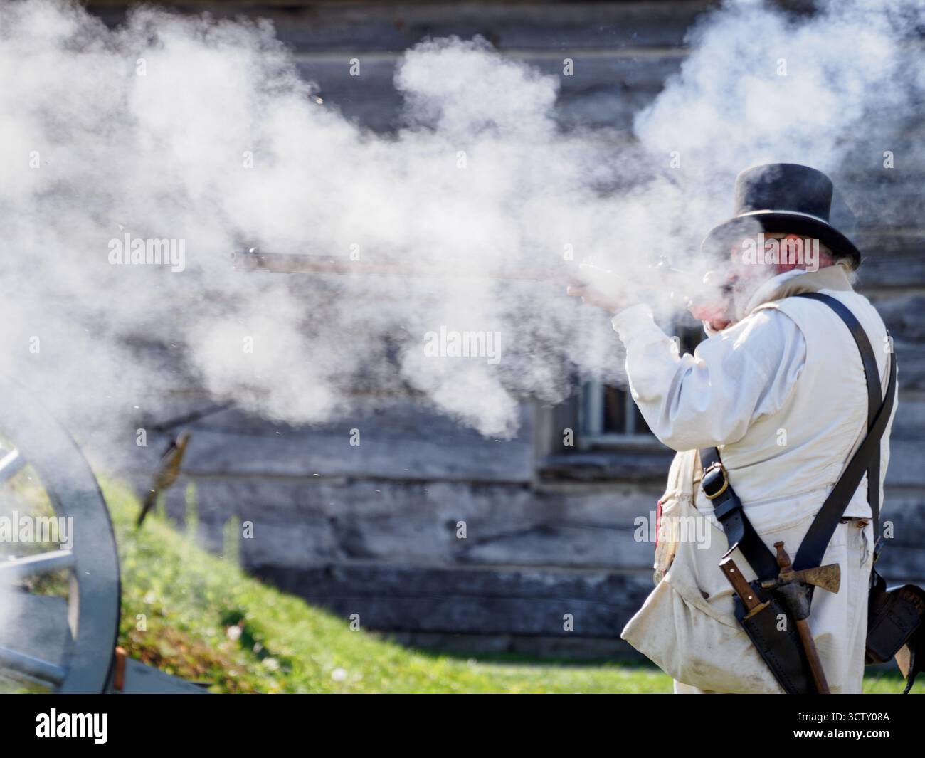 Ein Angestellter/Schauspieler von Parks Canada, der das Gewehr demonstriert. Fort George, Niagara-on-the-Lake, Ontario, Kanada Stockfoto