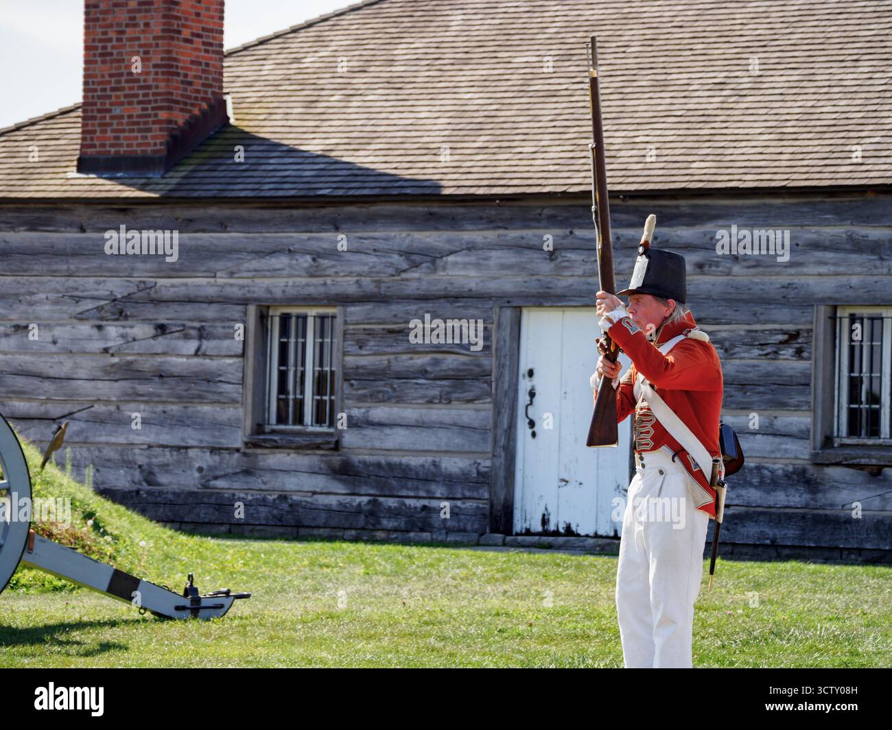 Ein Angestellter/Schauspieler von Parks Canada, der das Gewehr demonstriert. Fort George, Niagara-on-the-Lake, Ontario, Kanada Stockfoto