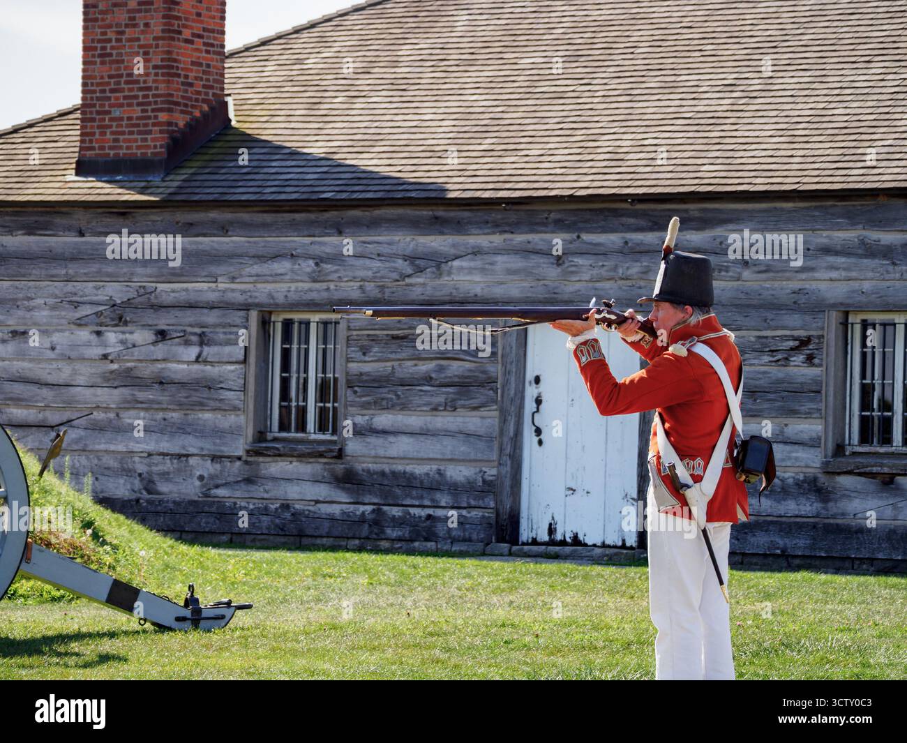 Ein Angestellter/Schauspieler von Parks Canada, der das Gewehr demonstriert. Fort George, Niagara-on-the-Lake, Ontario, Kanada Stockfoto