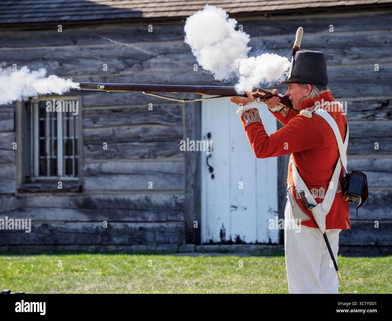 Ein Angestellter/Schauspieler von Parks Canada, der das Gewehr demonstriert. Fort George, Niagara-on-the-Lake, Ontario, Kanada Stockfoto