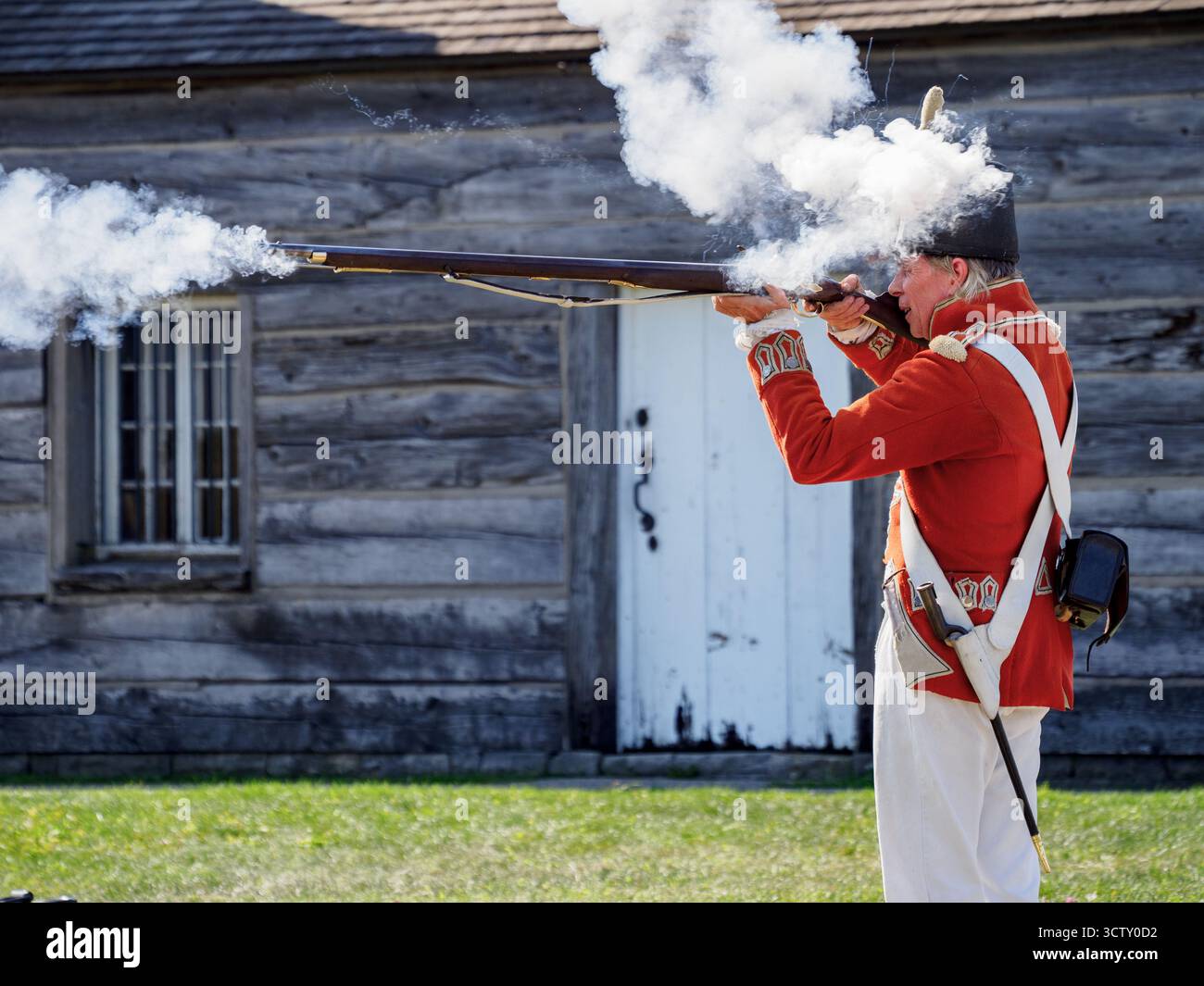 Ein Angestellter/Schauspieler von Parks Canada, der das Gewehr demonstriert. Fort George, Niagara-on-the-Lake, Ontario, Kanada Stockfoto