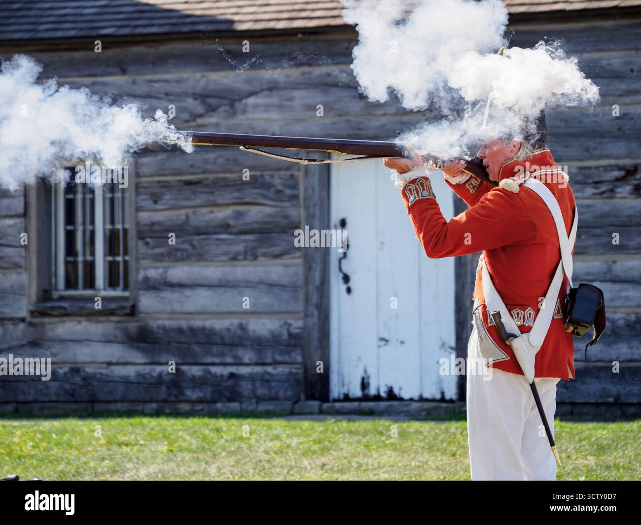 Ein Angestellter/Schauspieler von Parks Canada, der das Gewehr demonstriert. Fort George, Niagara-on-the-Lake, Ontario, Kanada Stockfoto