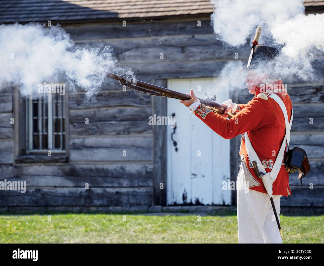 Ein Angestellter/Schauspieler von Parks Canada, der das Gewehr demonstriert. Fort George, Niagara-on-the-Lake, Ontario, Kanada Stockfoto