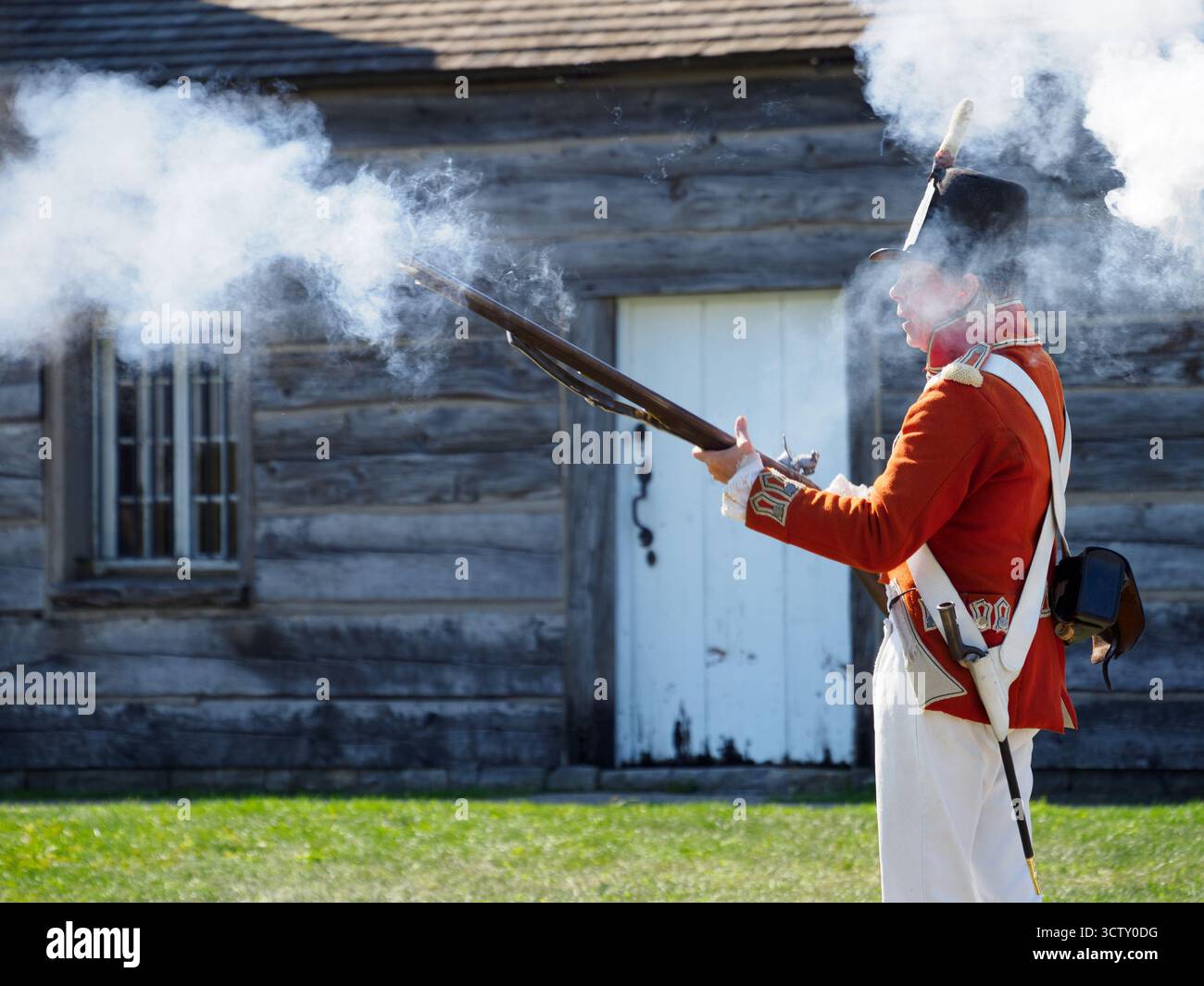 Ein Angestellter/Schauspieler von Parks Canada, der das Gewehr demonstriert. Fort George, Niagara-on-the-Lake, Ontario, Kanada Stockfoto