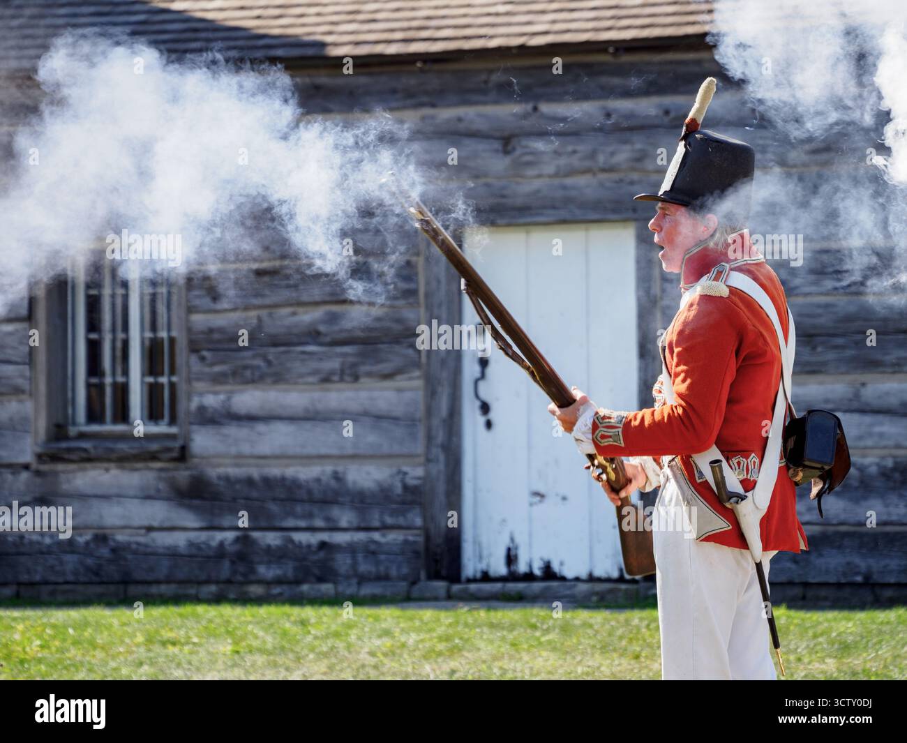 Ein Angestellter/Schauspieler von Parks Canada, der das Gewehr demonstriert. Fort George, Niagara-on-the-Lake, Ontario, Kanada Stockfoto