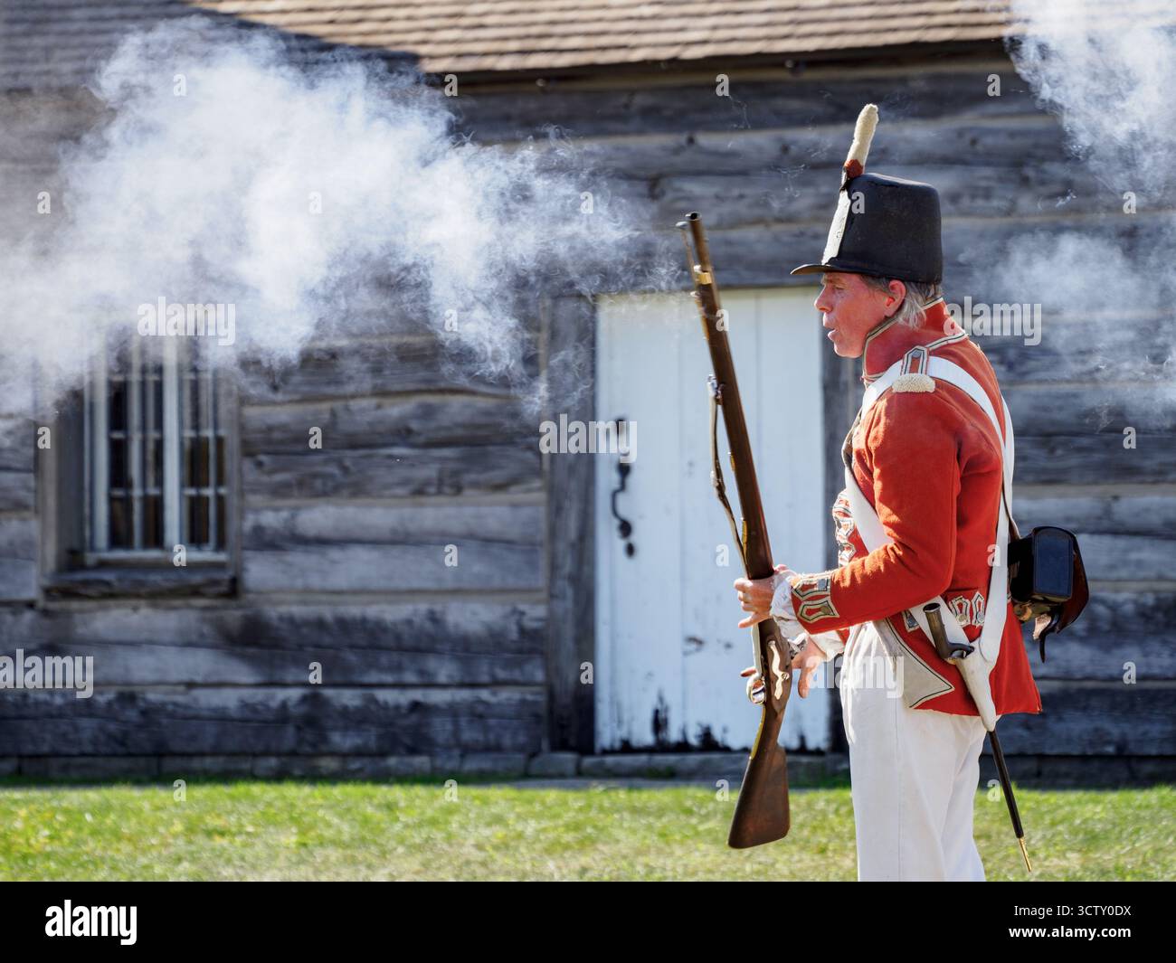 Ein Angestellter/Schauspieler von Parks Canada, der das Gewehr demonstriert. Fort George, Niagara-on-the-Lake, Ontario, Kanada Stockfoto