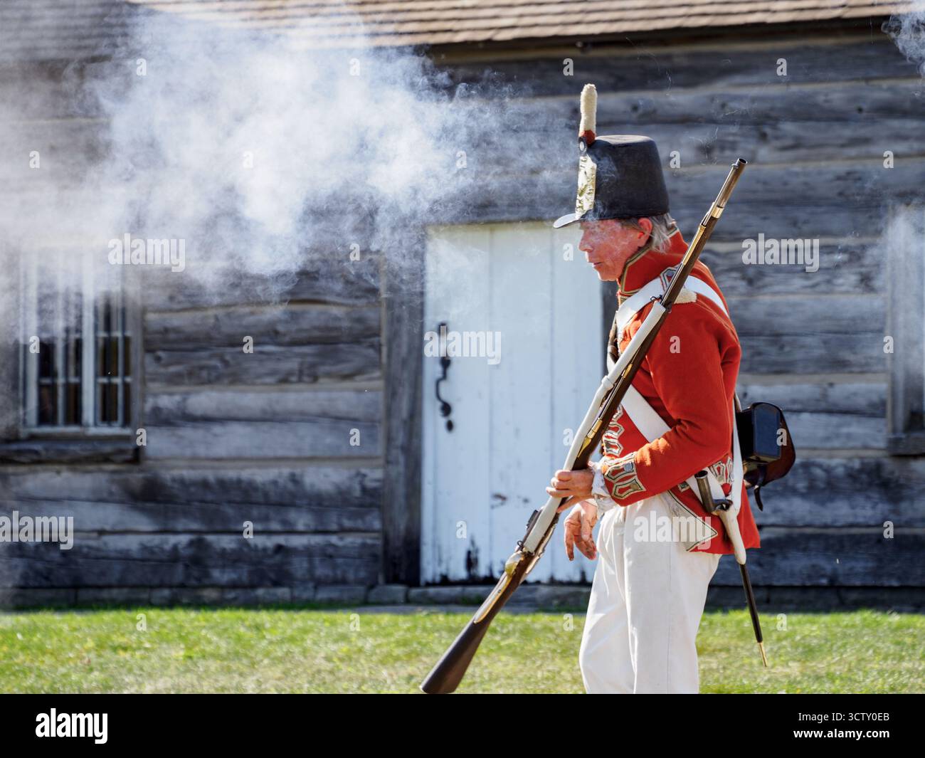 Ein Angestellter/Schauspieler von Parks Canada, der das Gewehr demonstriert. Fort George, Niagara-on-the-Lake, Ontario, Kanada Stockfoto