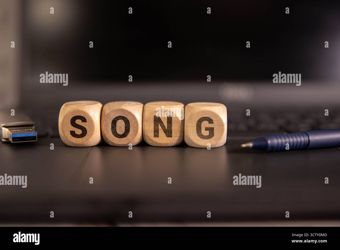 Mikrofon und Wortsingen isoliert auf weißem Hintergrund Stockfoto