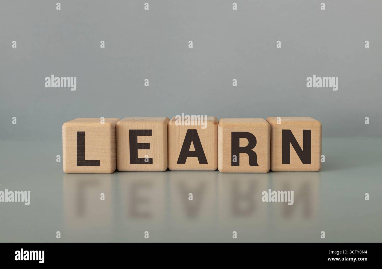 Bunte LERNEN Wort Würfel auf weißem Papier Hintergrund, englische Sprache Lernkonzept Stockfoto