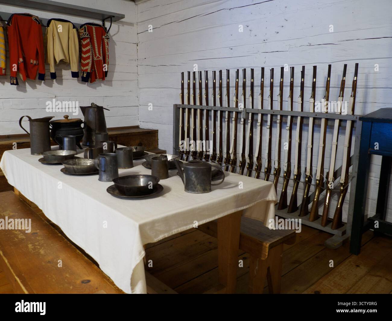 Fort George, The Blockhouse One - Infrantry-Westen, Dining Ustensils und Waffen, Fort George, Niagara-on-the-Lake, Ontario, Kanada Stockfoto