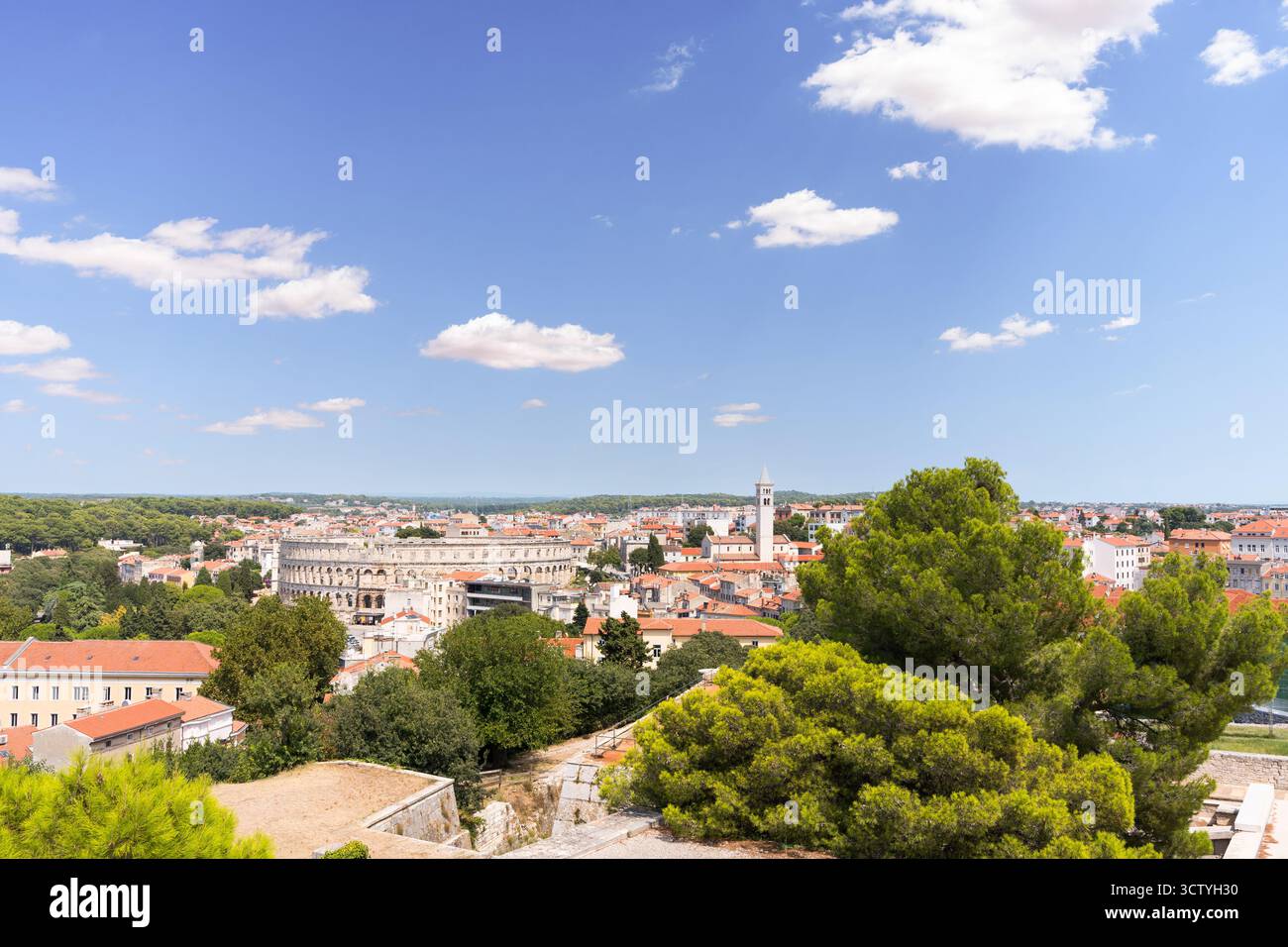 Panoramablick auf die Stadt Pula mit der antiken römischen Arena Stockfoto
