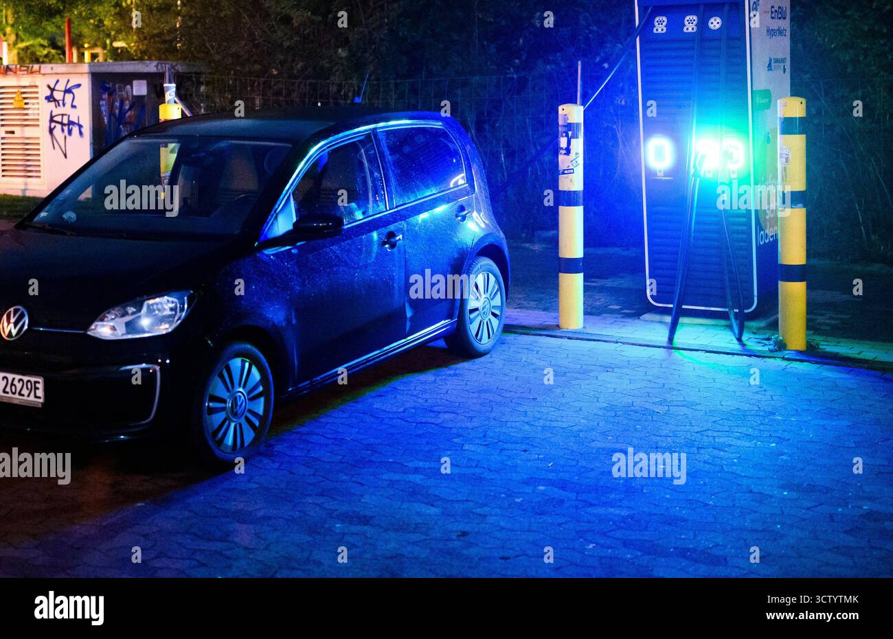 Hannover, Deutschland. Oktober 2025. Ein Volkswagen E-Up! Elektroauto lädt an einer öffentlichen Schnellladestation auf. Vertreter aus Politik, Herstellern und Zulieferern, Verbänden und Gewerkschaften sowie aus den ländern und der Automobilindustrie kommen zu einem sogenannten Autogipfel zusammen. Quelle: Julian Stratenschulte/dpa/Alamy Live News Stockfoto