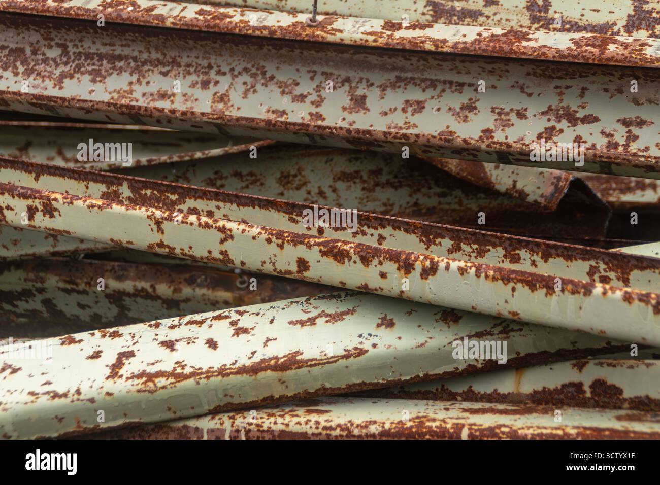Eine Nahaufnahme von gestapelten rostigen Stahlkanälen mit Korrosion und Textur Stockfoto