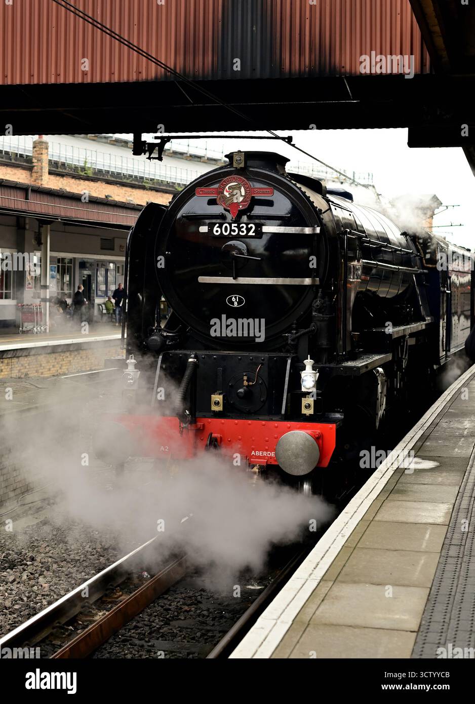 LNER Peppercorn Class A2 Pacific No. 60532 Blue Peter am Bahnhof York nach dem Transport der Saphos-Züge White Rose Zugfahrt von Crewe am 2. Oktober 2025. Stockfoto