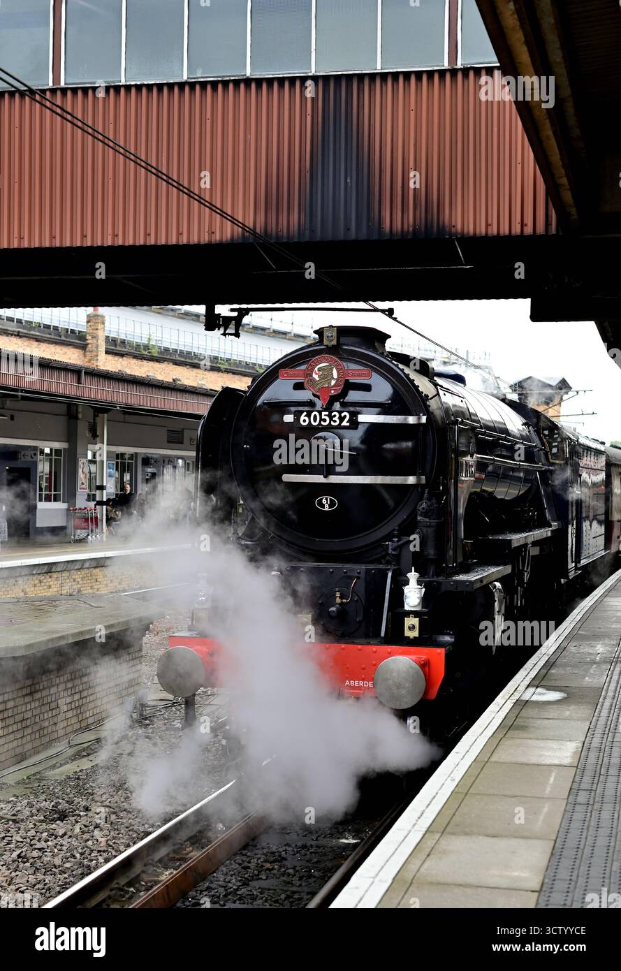 LNER Peppercorn Class A2 Pacific No. 60532 Blue Peter am Bahnhof York nach dem Transport der Saphos-Züge White Rose Zugfahrt von Crewe am 2. Oktober 2025. Stockfoto