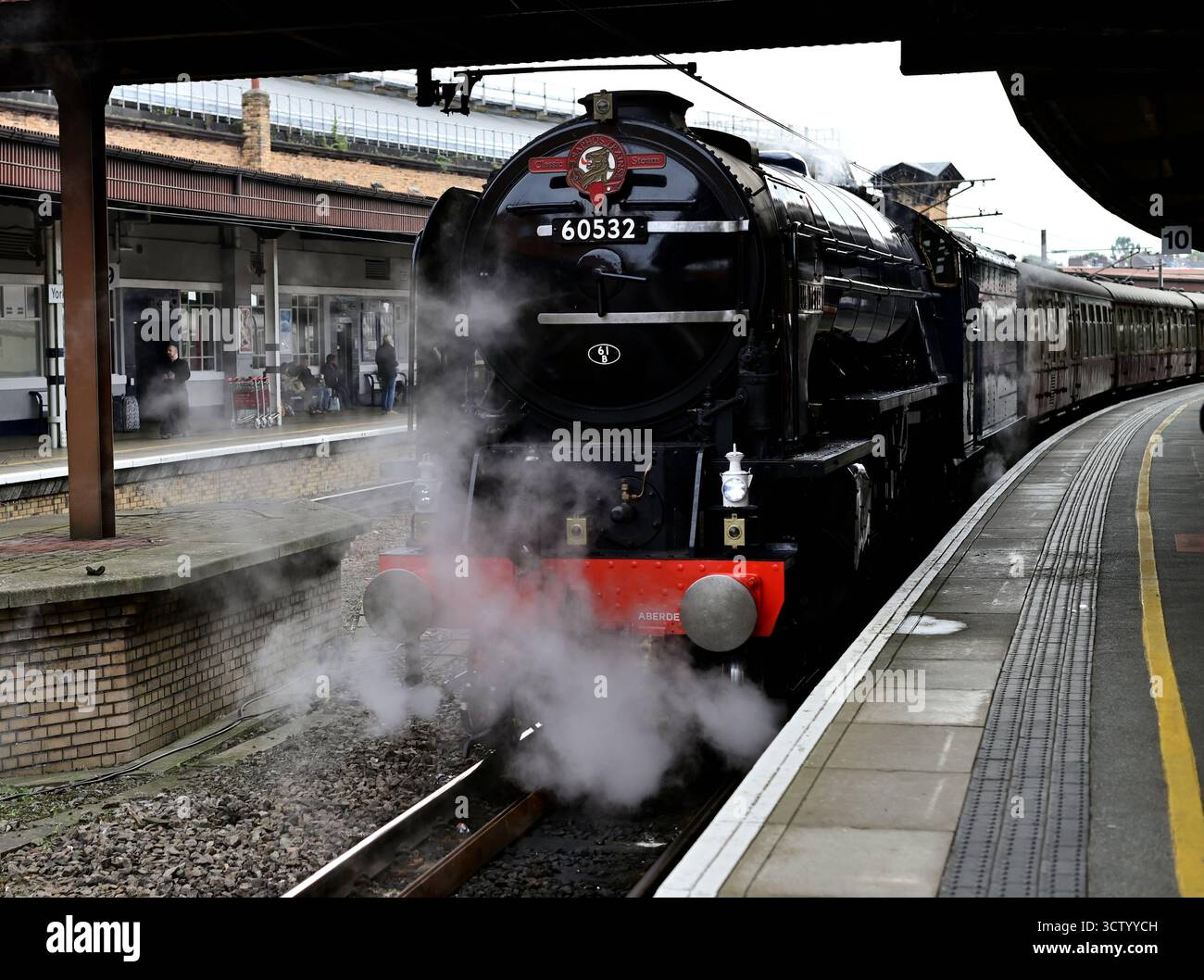LNER Peppercorn Class A2 Pacific No. 60532 Blue Peter am Bahnhof York nach dem Transport der Saphos-Züge White Rose Zugfahrt von Crewe am 2. Oktober 2025. Stockfoto