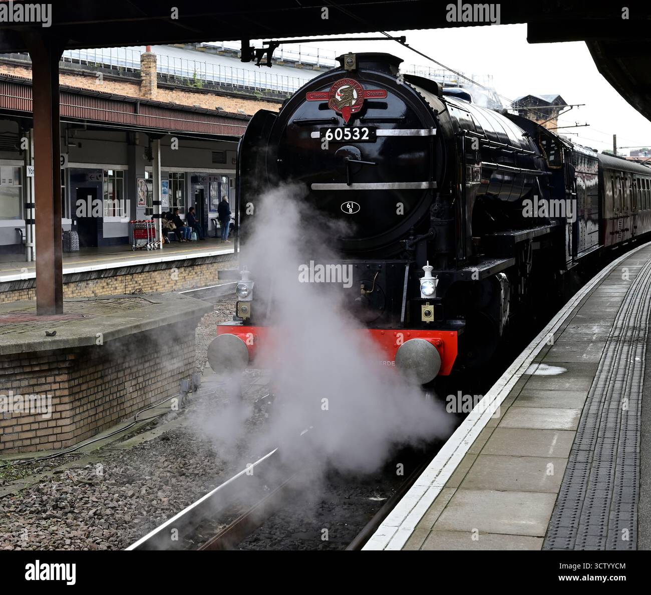 LNER Peppercorn Class A2 Pacific No. 60532 Blue Peter am Bahnhof York nach dem Transport der Saphos-Züge White Rose Zugfahrt von Crewe am 2. Oktober 2025. Stockfoto