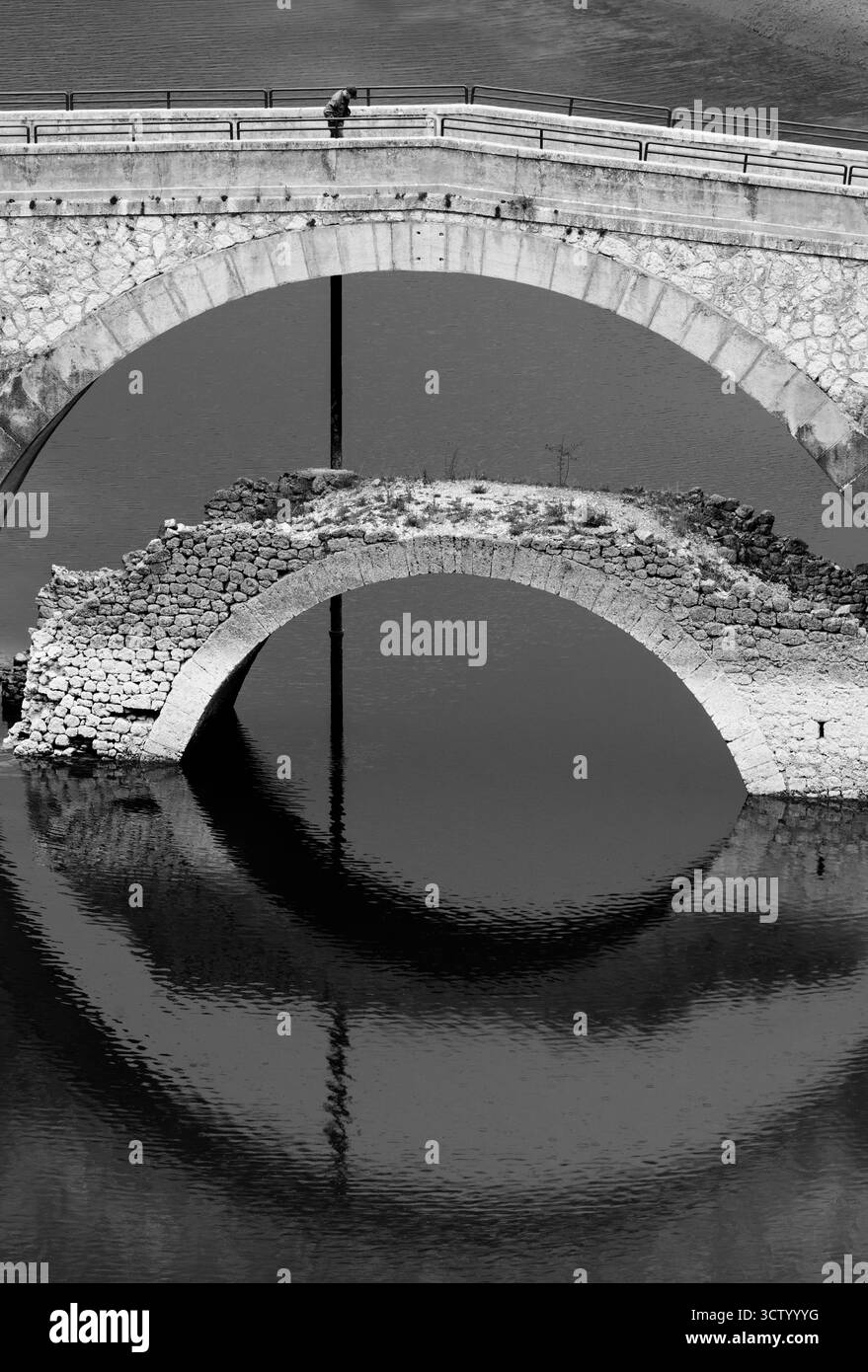 Mann auf der Brücke des Schicksals Stockfoto