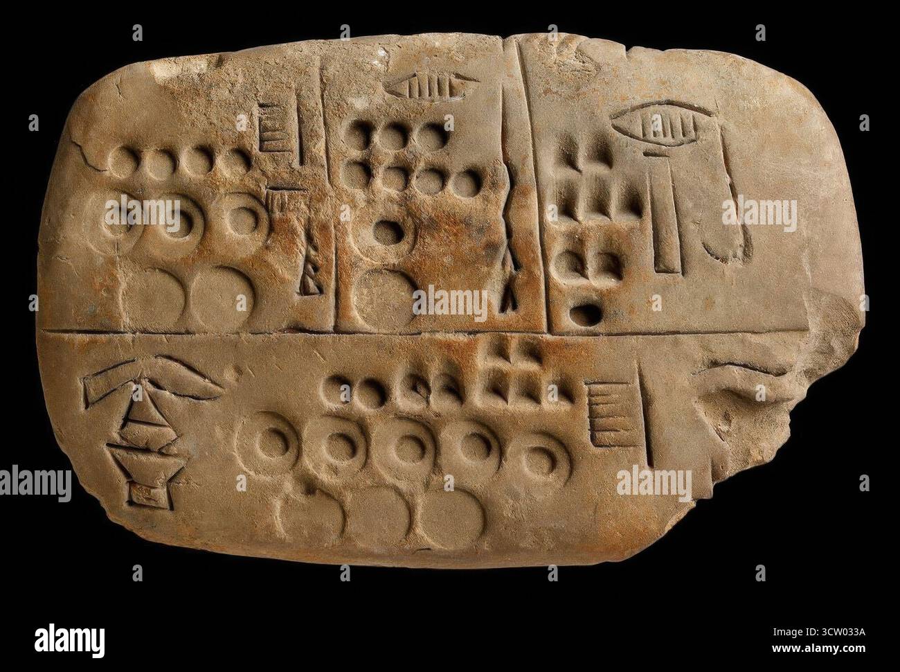 8014. Frühe Form der Keilschrifttablette datiert um 3200 v. Chr. - 2900 v. Chr. Aus dem südlichen Mesopotamien. Text befasst sich mit mathematischen Berechnungen. Mit Calcu Stockfoto