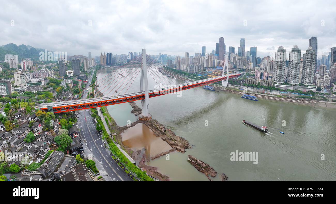 Luftaufnahmen des Chaotianmen Piers der Dongshuimen Yangtze River Bridge im Yuzhong District, Stadt Chongqing Stockfoto