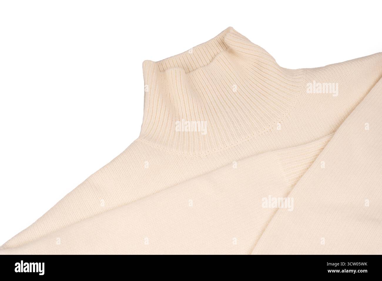 Weicher, milchiger Pullover aus Merinowolle, isoliert auf weißem Hintergrund. Draufsicht. Stockfoto