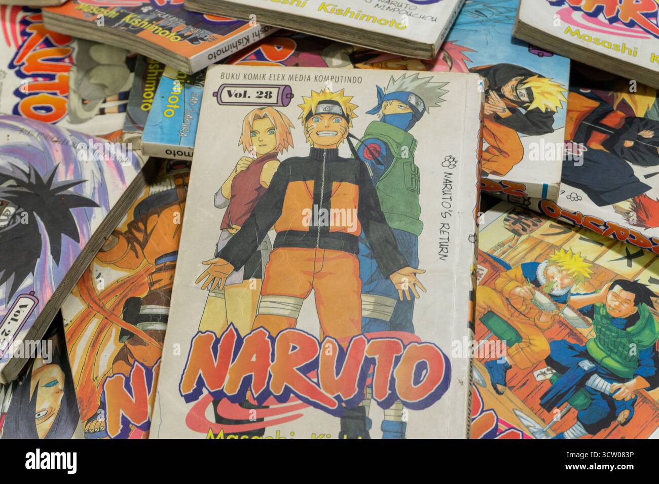 Kalimantan Selatan, Indonesien, 10 26 2023: Stack of Naruto Manga or Japanese Comic Collections Stockfoto