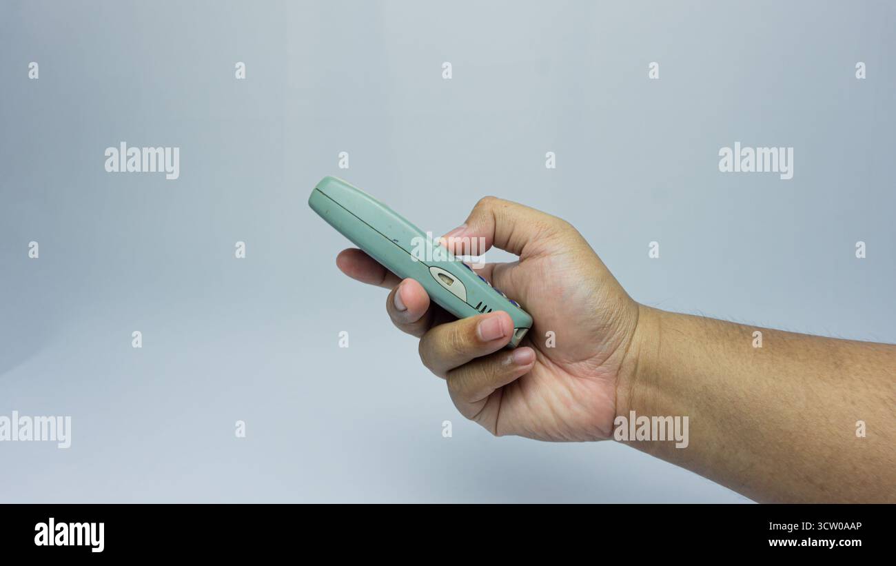 Südkalimantan, Indonesien - 07 30 2024 : Nokia 3310 wird in der Hand gehalten, isoliert auf weißem Hintergrund Stockfoto