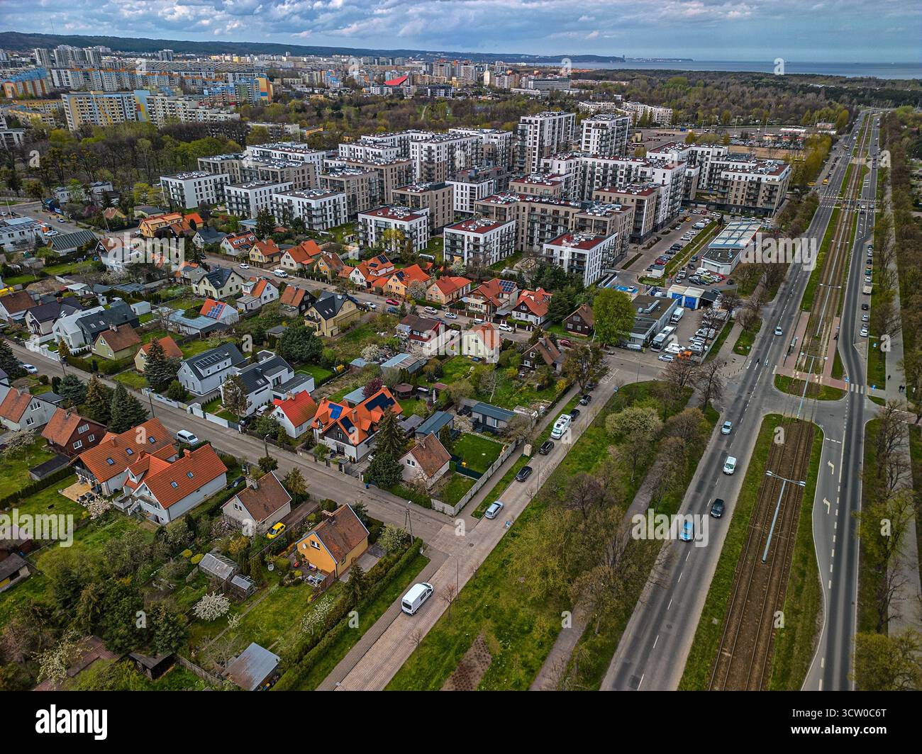 Moderner Apartmentkomplex mit Blick aus der Luft mit weißen Gebäuden und roten Dächern neben Einfamilienhäusern im Vorstadtentwicklungsviertel Danzig Stockfoto