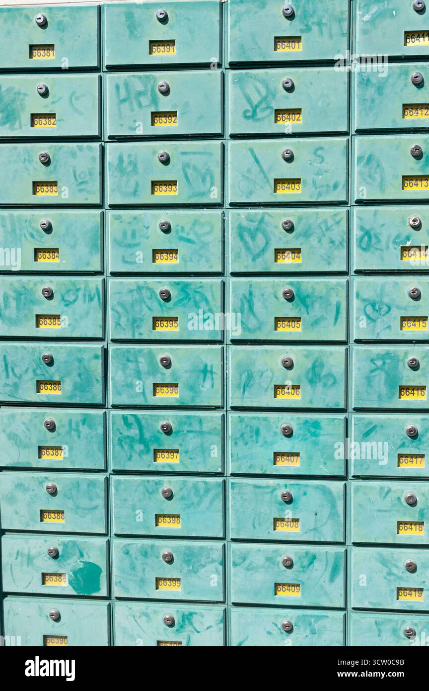 Eine Nahaufnahme einer Reihe von Vintage-Briefkästen mit bemerkenswerter Kleidung und Charme in einem entzückenden Retro-Stil Stockfoto