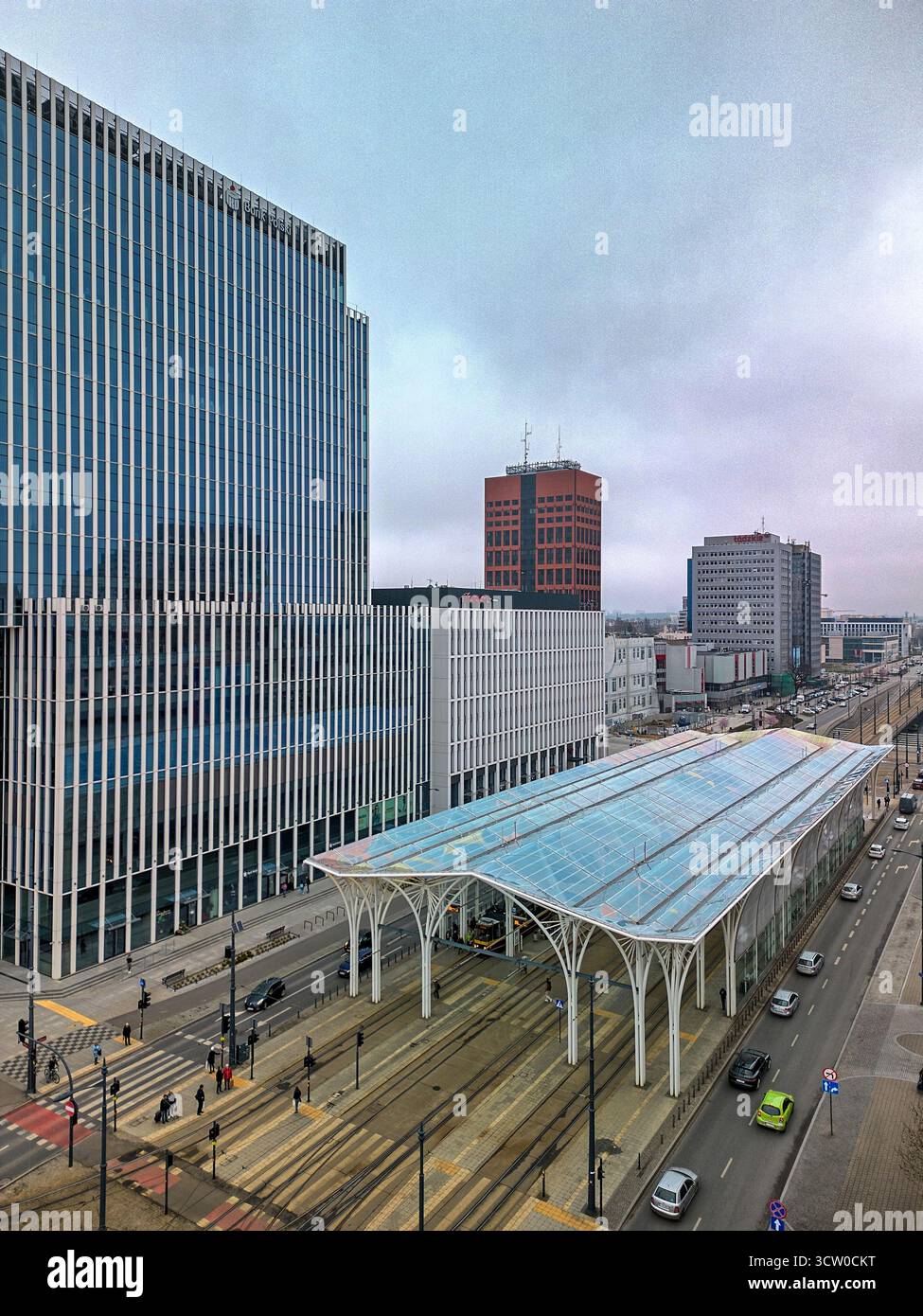 Bahnhof mit geschwungenem Glasdach und moderner Architektur mit Blick auf die Drohne Lodz Polen Verkehrsterminal Infrastruktur Stockfoto