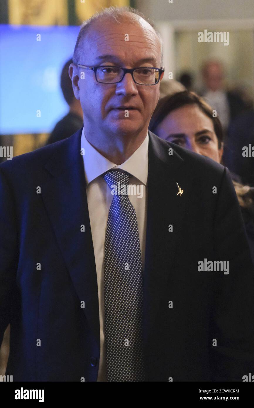 News - NextGen KI-Gipfel in Neapel, 8. Oktober 2025 am Teatrino di Corte im Königlichen Palast von Neapel, NextGen AI, gefördert vom Ministerium für Bildung und Verdienst als Teil des Wandercampus Scuola Futura, ist der erste internationale Gipfel, der sich der Erforschung des Potenzials und der Implikationen künstlicher Intelligenz in Schulen widmet. Delegationen von Bildungseinrichtungen auf der ganzen Welt treffen sich mit Experten, Institutionen und Unternehmen, um Schlüsselthemen und Anwendungen von KI in Bildungssystemen zu diskutieren, ein wichtiger Workshop für Orientierung und Innovation. Die Initiative ist Teil von Th Stockfoto