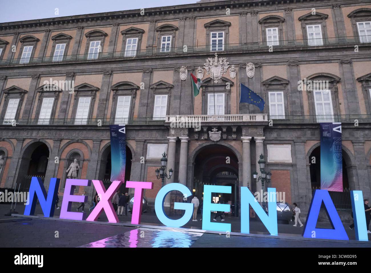 News - NextGen KI-Gipfel in Neapel, 8. Oktober 2025 am Teatrino di Corte im Königlichen Palast von Neapel, NextGen AI, gefördert vom Ministerium für Bildung und Verdienst als Teil des Wandercampus Scuola Futura, ist der erste internationale Gipfel, der sich der Erforschung des Potenzials und der Implikationen künstlicher Intelligenz in Schulen widmet. Delegationen von Bildungseinrichtungen auf der ganzen Welt treffen sich mit Experten, Institutionen und Unternehmen, um Schlüsselthemen und Anwendungen von KI in Bildungssystemen zu diskutieren, ein wichtiger Workshop für Orientierung und Innovation. Die Initiative ist Teil von Th Stockfoto