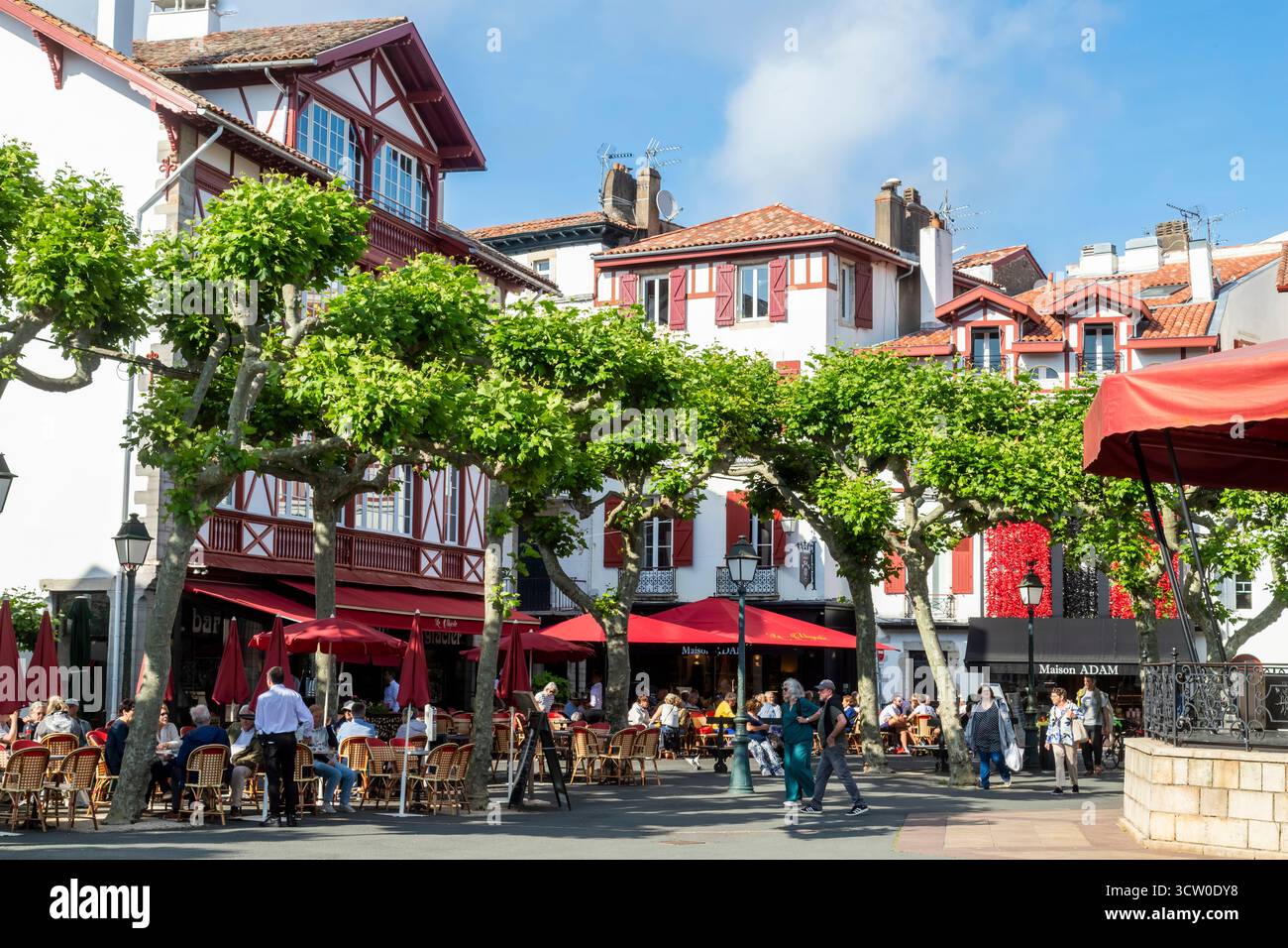 Frankreich, Pyrenäen Atlantiques, Baskenland, Saint Jean de Luz, Café-Terrasse, Place Louis XIV // France, Pyrénées-Atlantiques (64), Pays-Basque, Sain Stockfoto