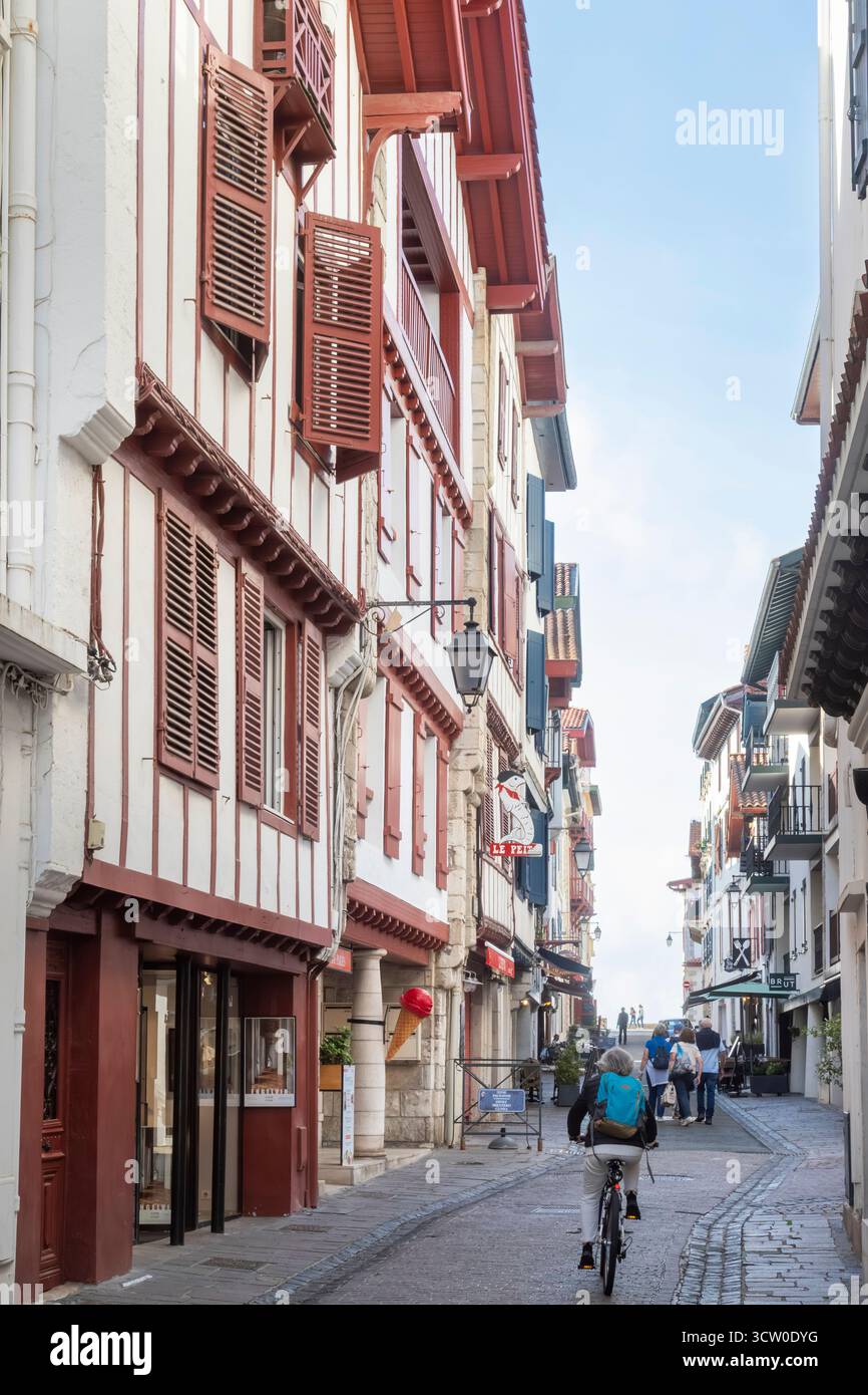 Frankreich, Pyrenäen Atlantiques, Baskenland, Saint Jean de Luz, Einkaufsstraße, Rue Tourasse // Frankreich, Pyrénées-Atlantiques (64), Pays-Basque, Sain Stockfoto