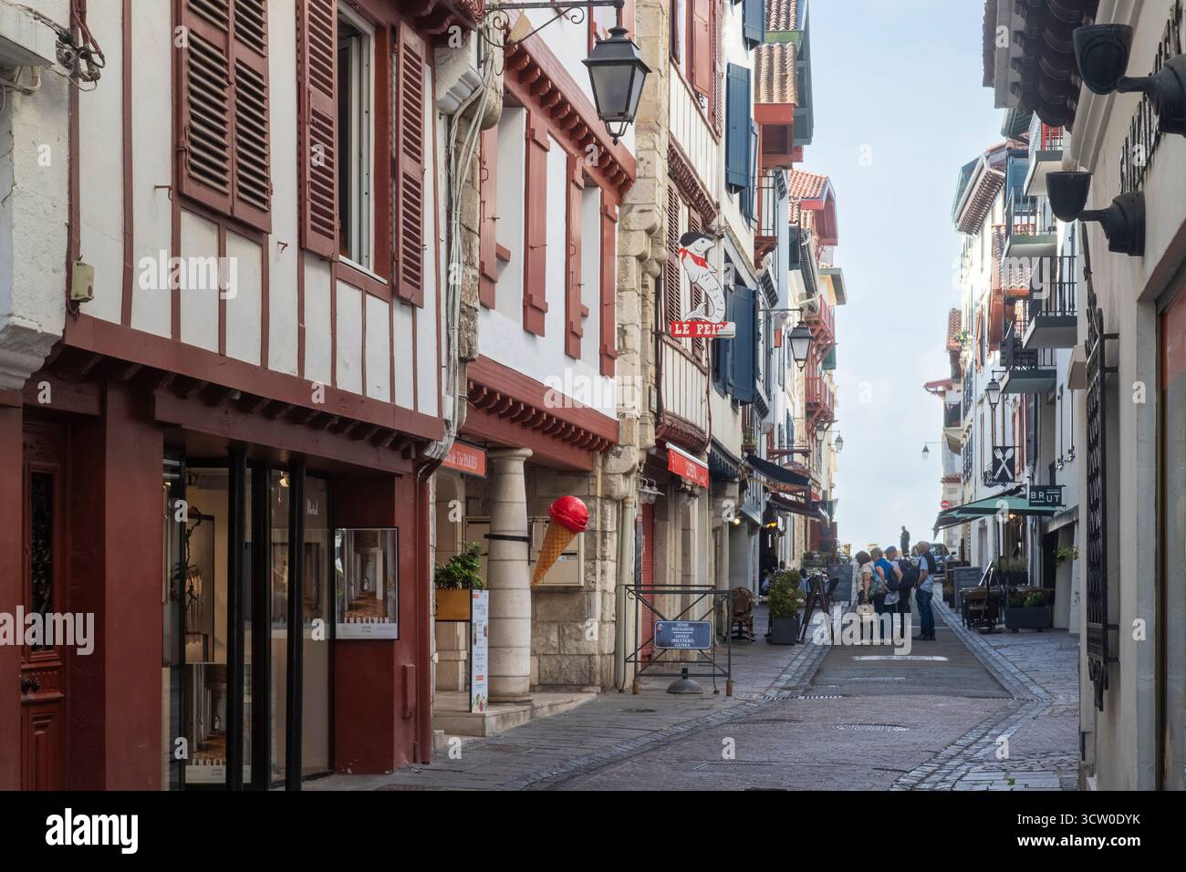 Frankreich, Pyrenäen Atlantiques, Baskenland, Saint Jean de Luz, Einkaufsstraße, Rue Tourasse // Frankreich, Pyrénées-Atlantiques (64), Pays-Basque, Sain Stockfoto