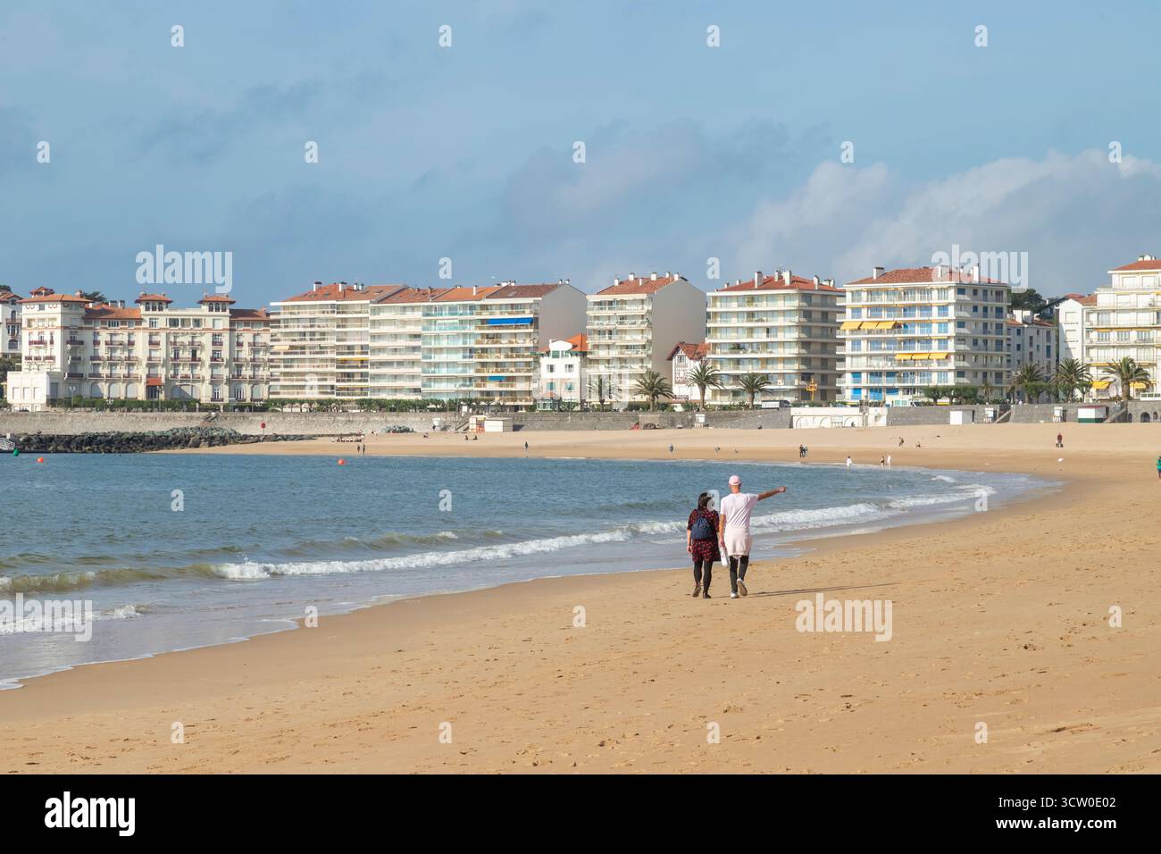 Frankreich, Pyrenäen Atlantiques, Baskenland, Saint Jean de Luz, Grande Plage und Uferpromenade // Frankreich, Pyrénées-Atlantiques (64), Pays-Baskisch, Saint-Je Stockfoto