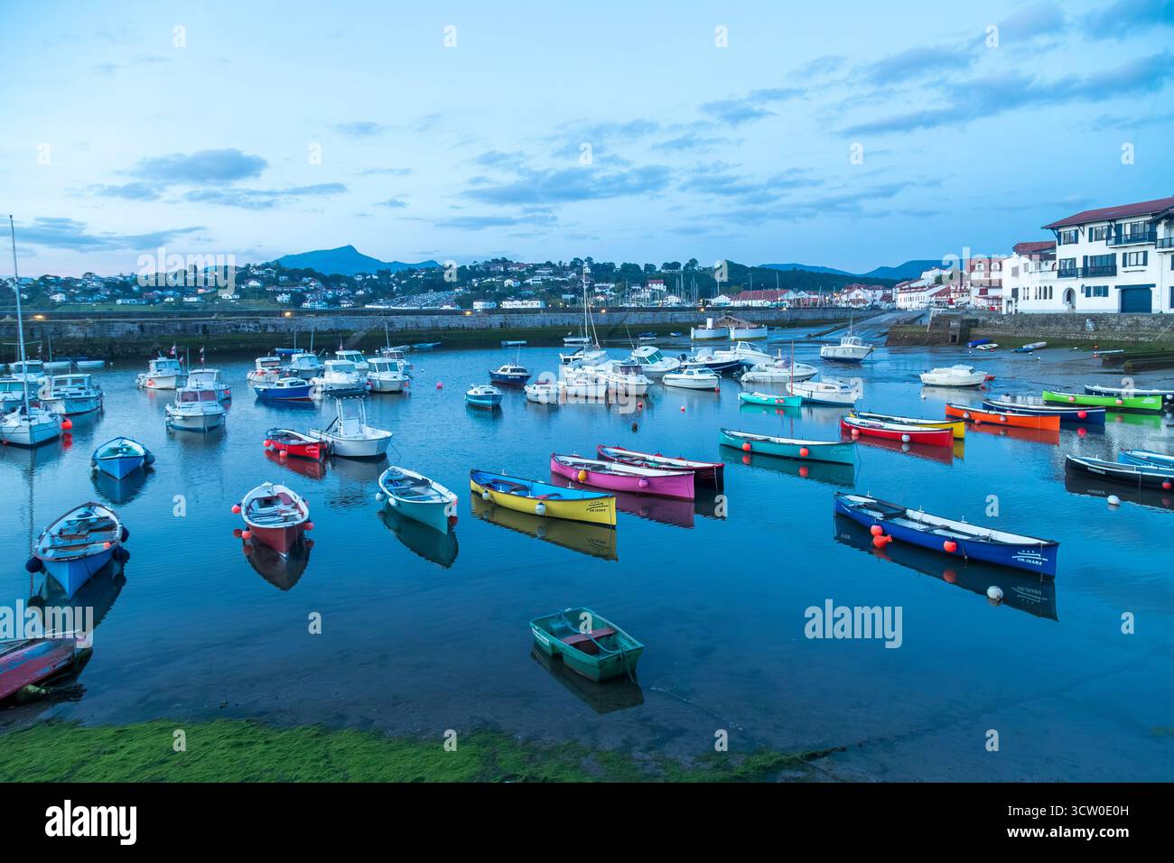 Frankreich, Pyrenäen Atlantiques, Baskenland, Ciboure, Yachthafen // Frankreich, Pyrénées Atlantiques (64), Pays Basque, Ciboure, Port de Plaisance Stockfoto