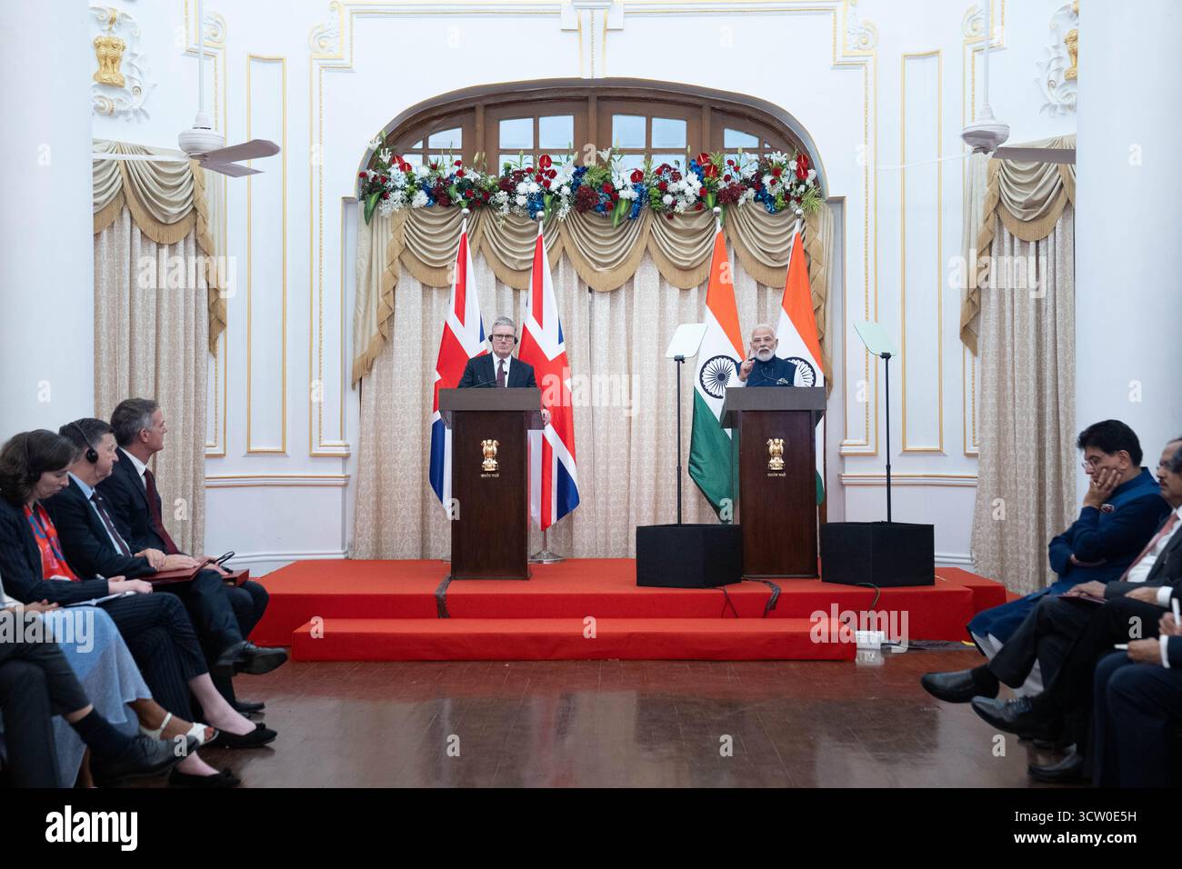 Premierminister Sir Keir Starmer und der indische Premierminister Narendra Modi geben Presseerklärungen ab, nachdem sie in Raj Bhavan, der offiziellen Residenz des Gouverneurs von Maharashtra, getroffen wurden. Der Premierminister besucht Indien, um das kürzlich unterzeichnete Handelsabkommen mit der südasiatischen Nation zu fördern. Bilddatum: Donnerstag, 9. Oktober 2025. Stockfoto