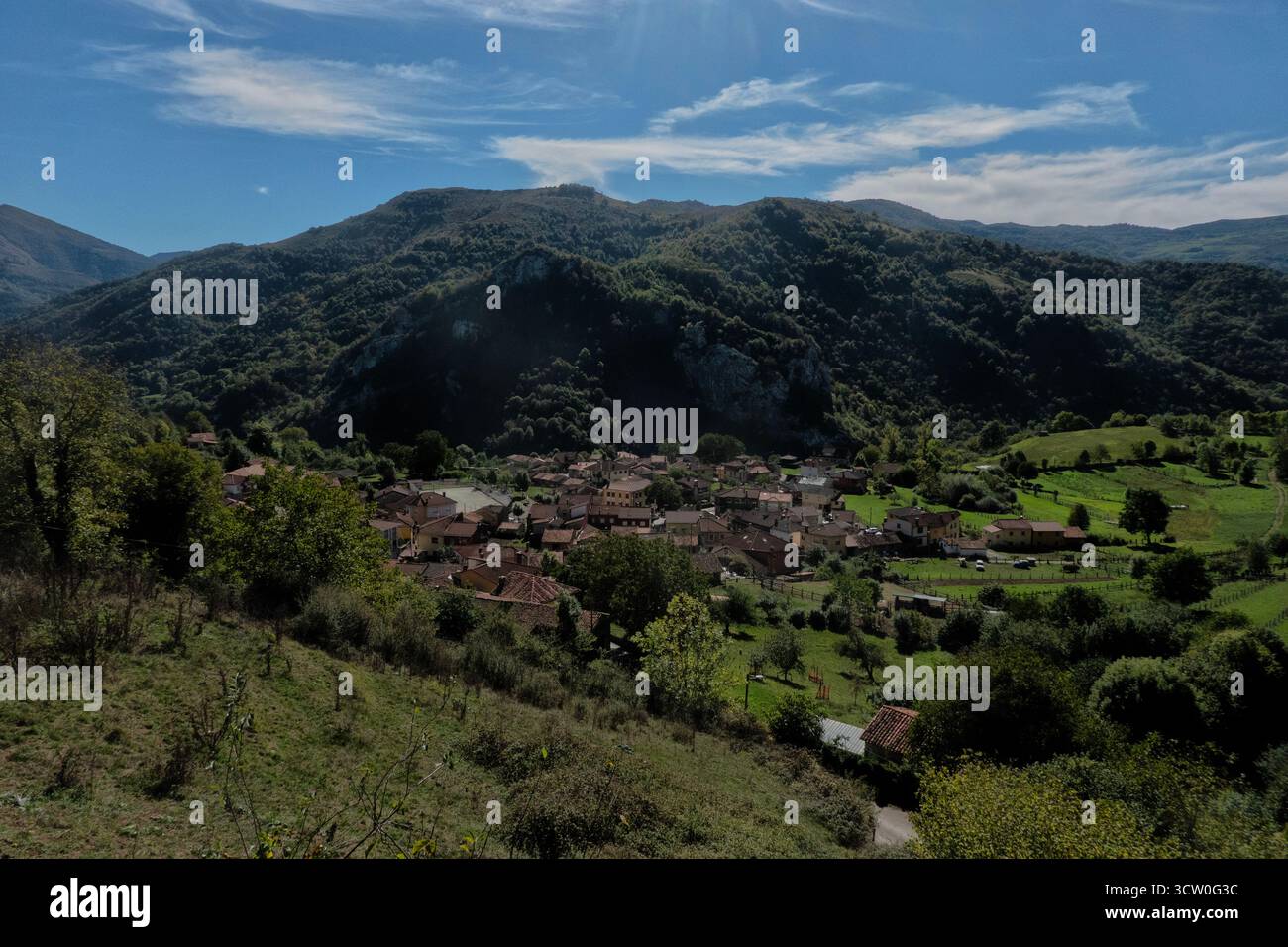 Blick auf das Dorf der Bauerngemeinde Pelugano, Asturien, Spanien Stockfoto