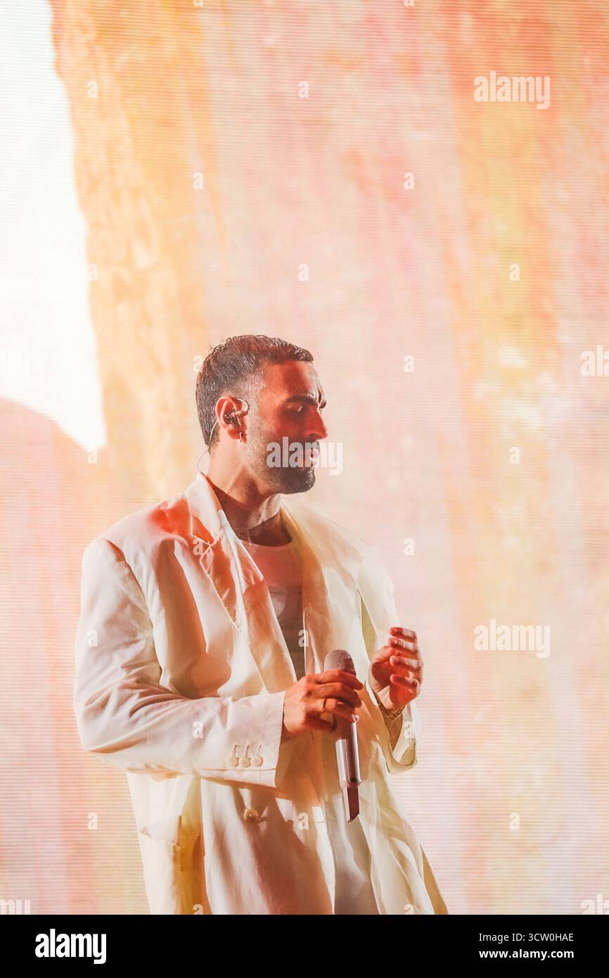 Turin, Italien. Oktober 2025. Der italienische Sänger Marco Mengoni während des Konzerts in Turin während des Musikkonzerts Marco Mengoni LIVE IN EUROPA 2025 am 08. Oktober 2025 in der INALPI ARENA in TURIN, Italien (Foto: Renata Roattino/LiveMedia/SIPA USA) Credit: SIPA US/Alamy Live News Stockfoto