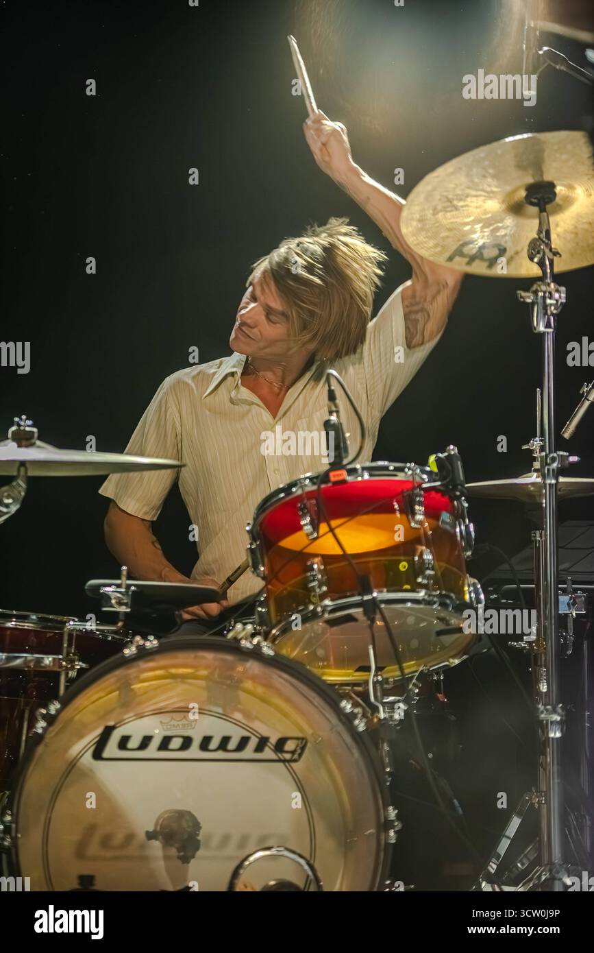 Musikkonzert - BESCHÄFTIGUNG - SORGEN SIND KRANK BEI TOUR 2025 Mike Wallace spielt während der BESCHÄFTIGUNG die Trommel - SORGEN SIND KRANK bei TOUR 2025, Musikkonzert IN ROM, Italien, 07. Oktober 2025 ROM MÖNCH ROMA Italien Copyright: XTommasoxNotarangelox/xLiveMediax LPM 2072646 Stockfoto