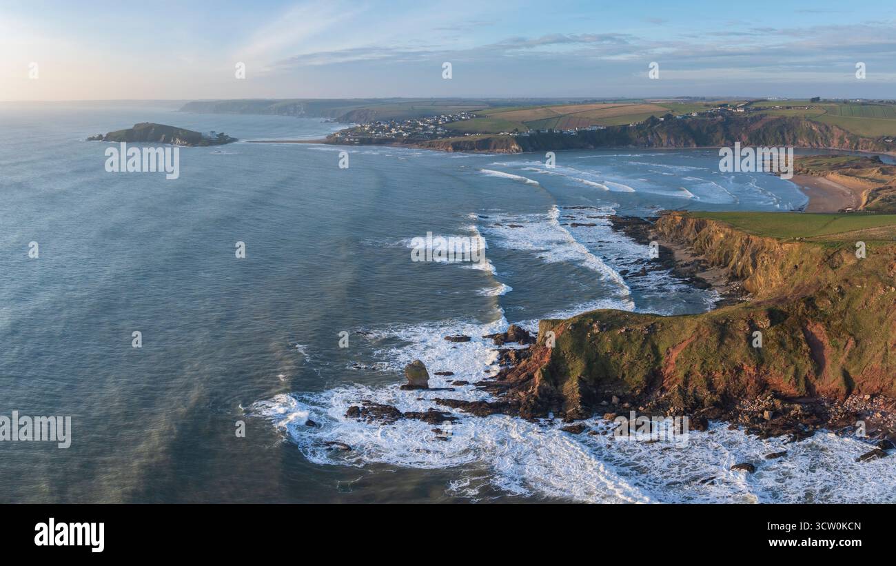 Aus der Vogelperspektive von Bantham, Bigbury-on-Sea und Burgh Island in South Hams, Devon, England. Winter (Februar) 2025. Stockfoto