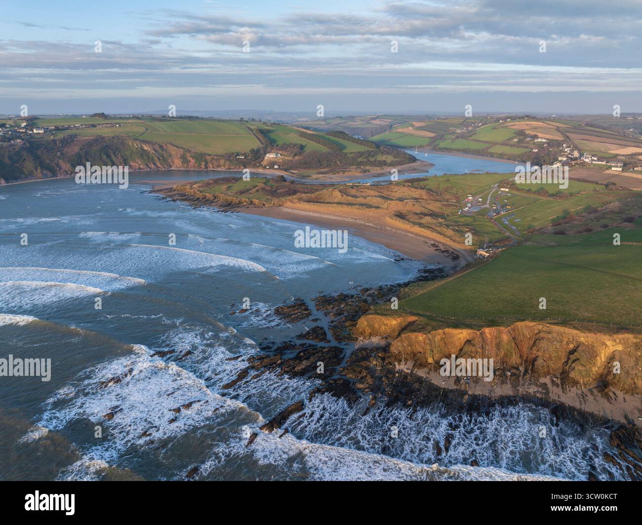 Aus der Vogelperspektive des Bantham Beach in den South Hams von Devon, England. Winter (Februar) 2025. Stockfoto