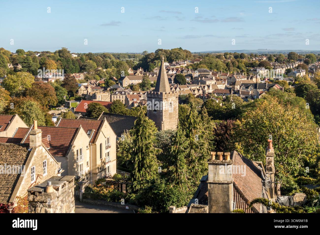 Der 15c Turm der Holy Trinity Church, Bradford-on-Avon, Wiltshire, Großbritannien, mit Blick über die Stadt bis zur Salisbury Plain am Horizont Stockfoto