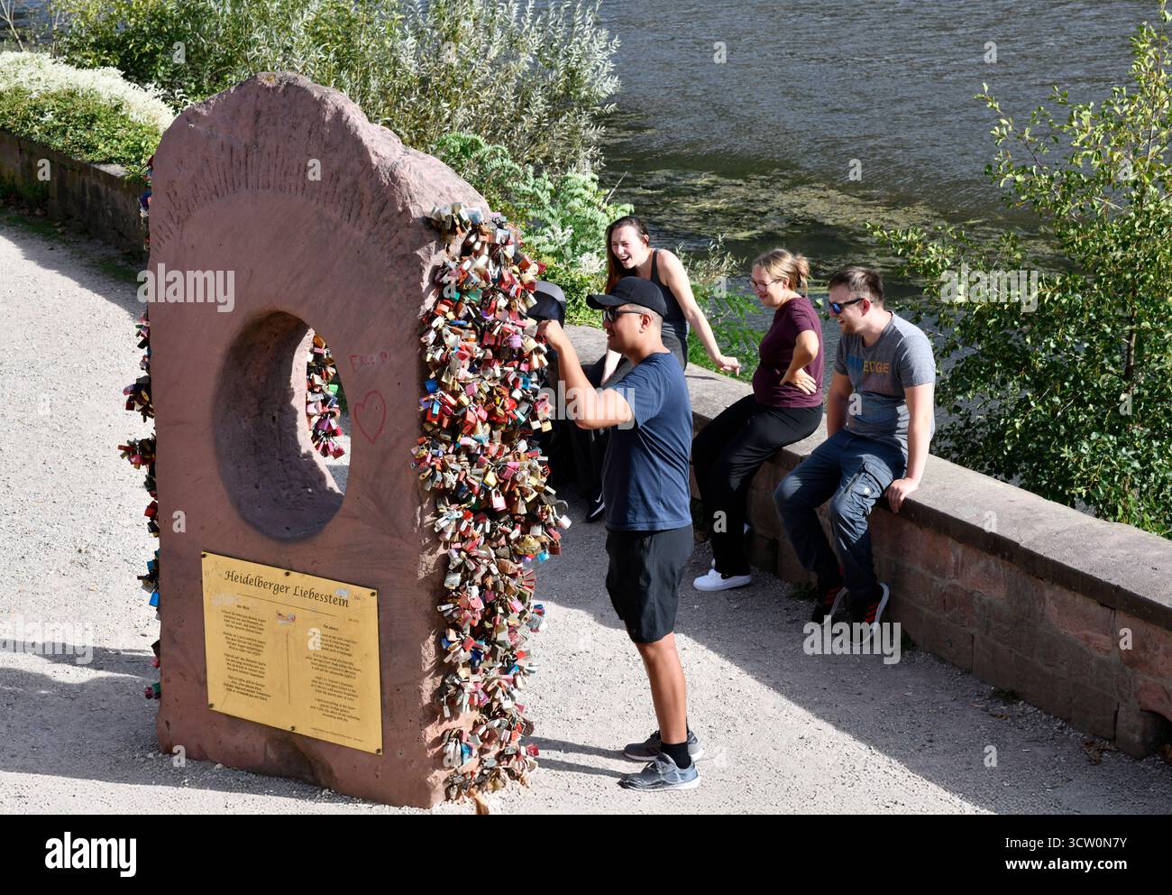 Der Heidelberger Liebesstein oder Love Stone mit Vorhängeschlössern für Love Heidelberg in Südwestdeutschland. Stockfoto