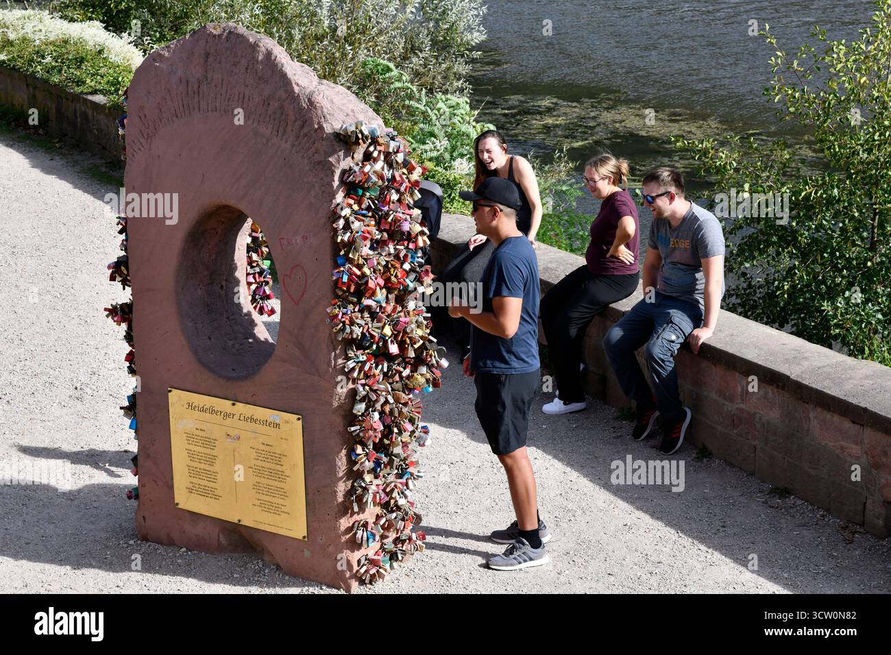 Der Heidelberger Liebesstein oder Love Stone mit Vorhängeschlössern für Love Heidelberg in Südwestdeutschland. Stockfoto